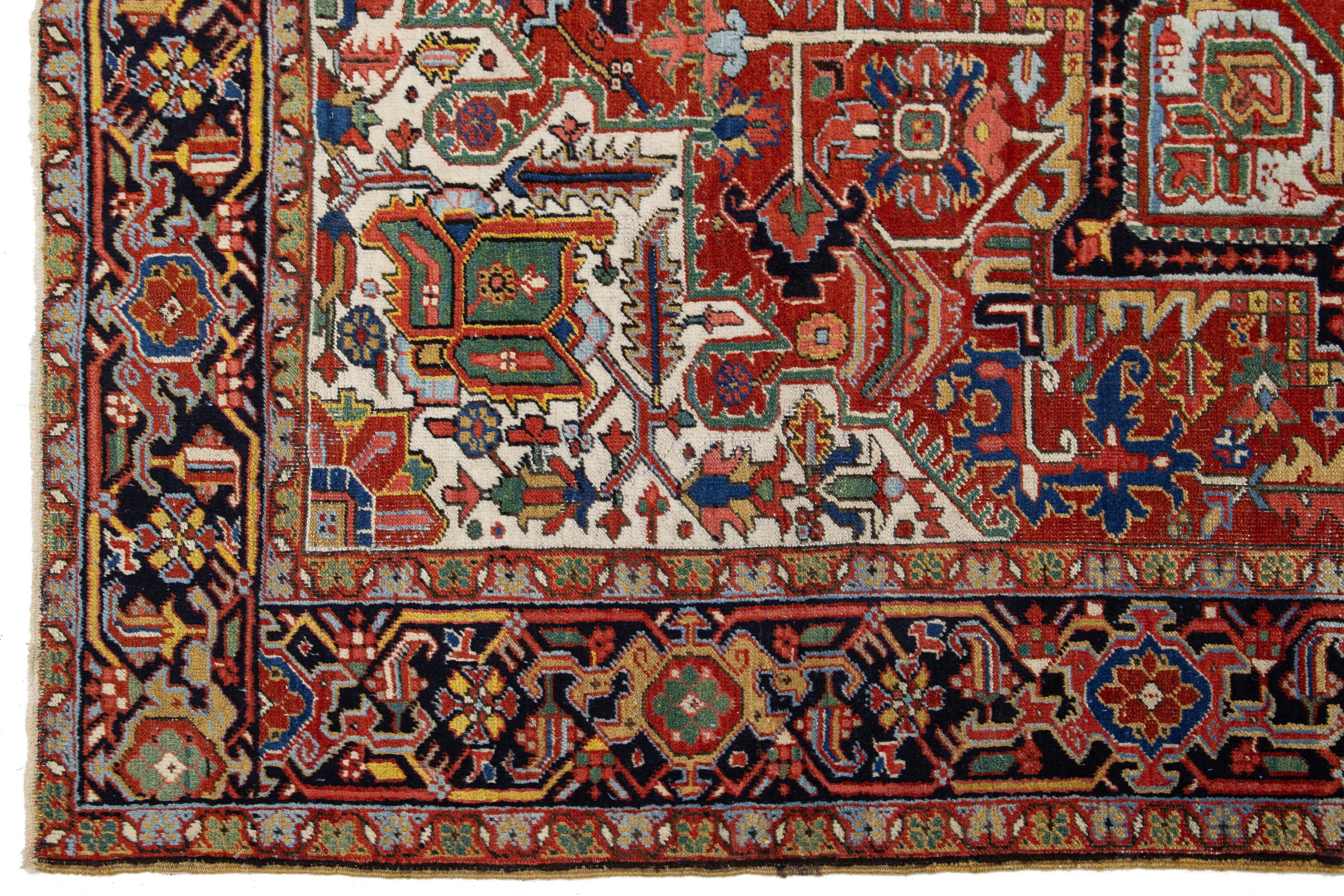 20ième siècle Tapis persan ancien Heriz en laine avec motif de médaillon multicolore en vente