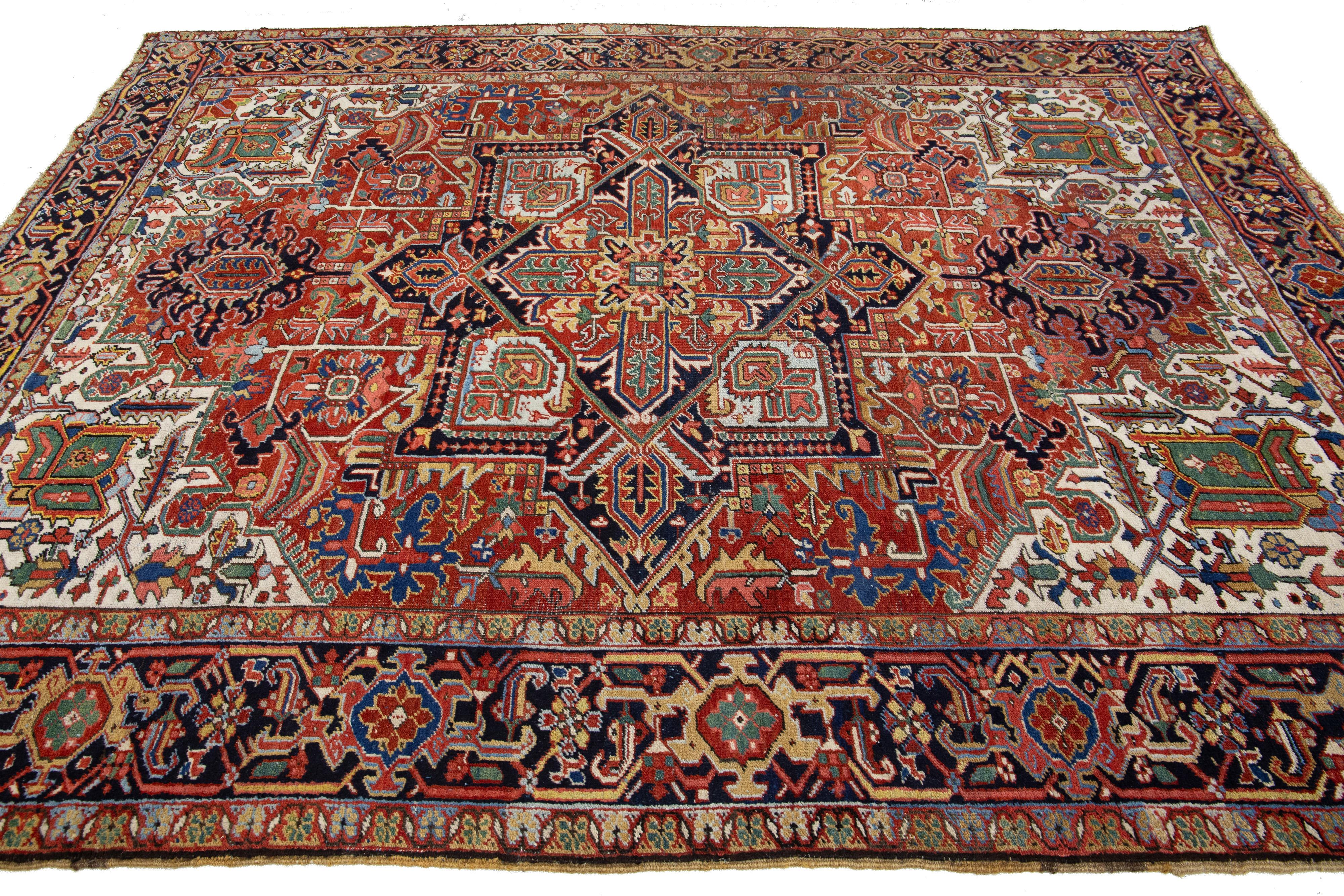 Laine Tapis persan ancien Heriz en laine avec motif de médaillon multicolore en vente