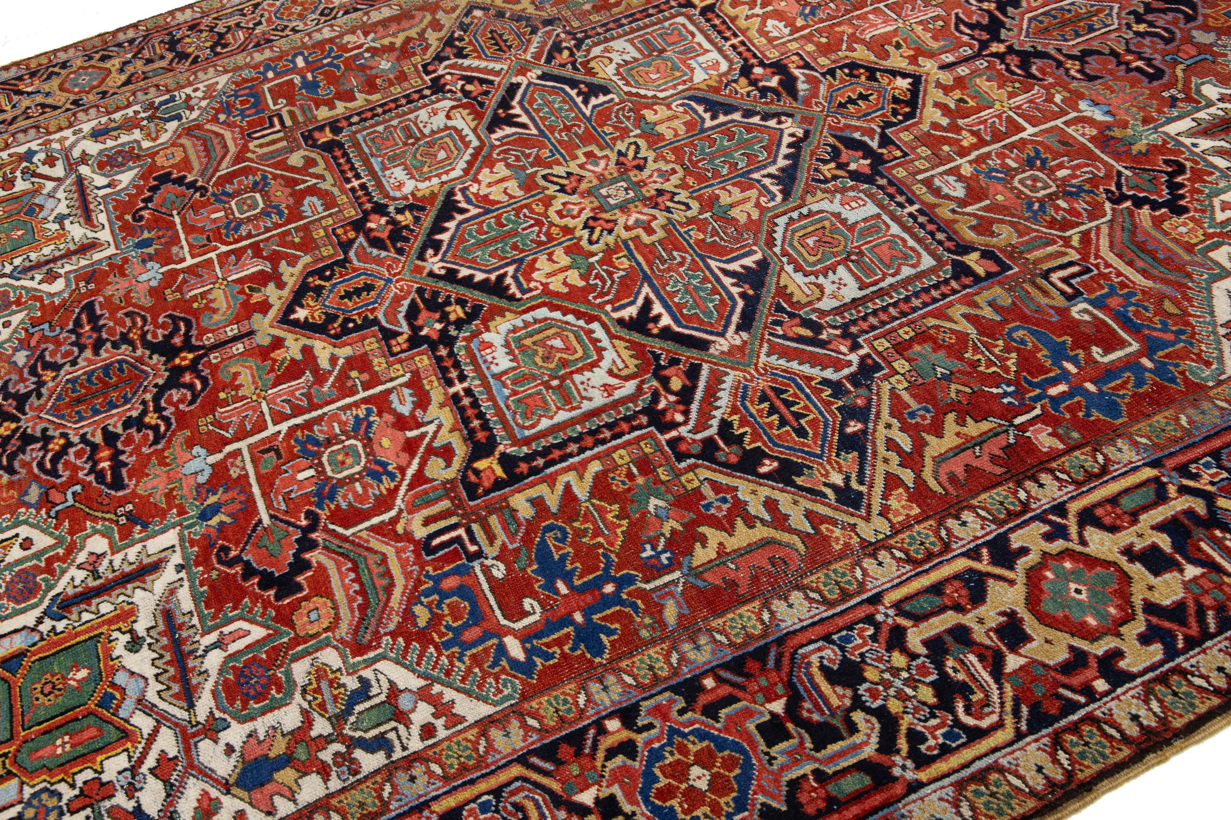Tapis persan ancien Heriz en laine avec motif de médaillon multicolore en vente 1