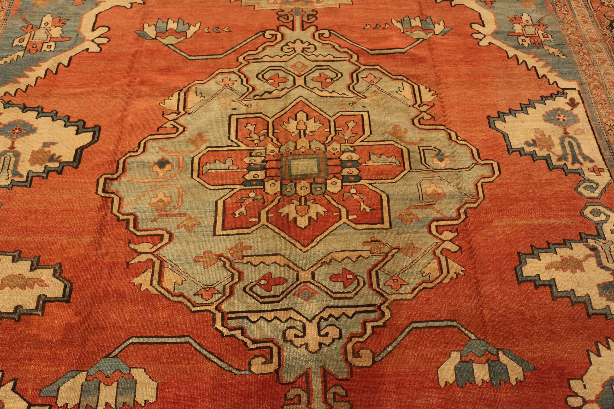 Antique Persian Serapi Rug. Size: 10 ft 7 in x 12 ft 2 in In Good Condition For Sale In New York, NY