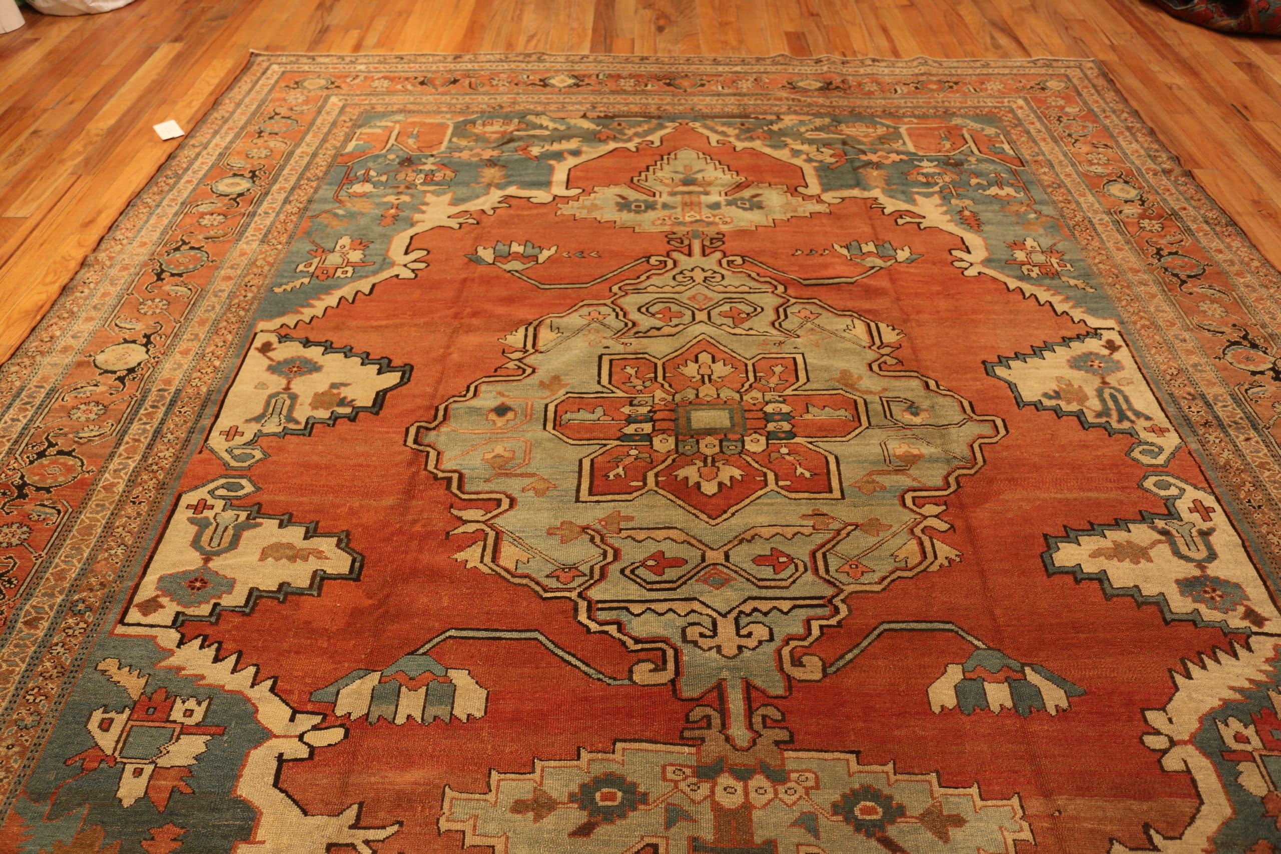 Antique Persian Serapi Rug. Size: 10 ft 7 in x 12 ft 2 in For Sale 1