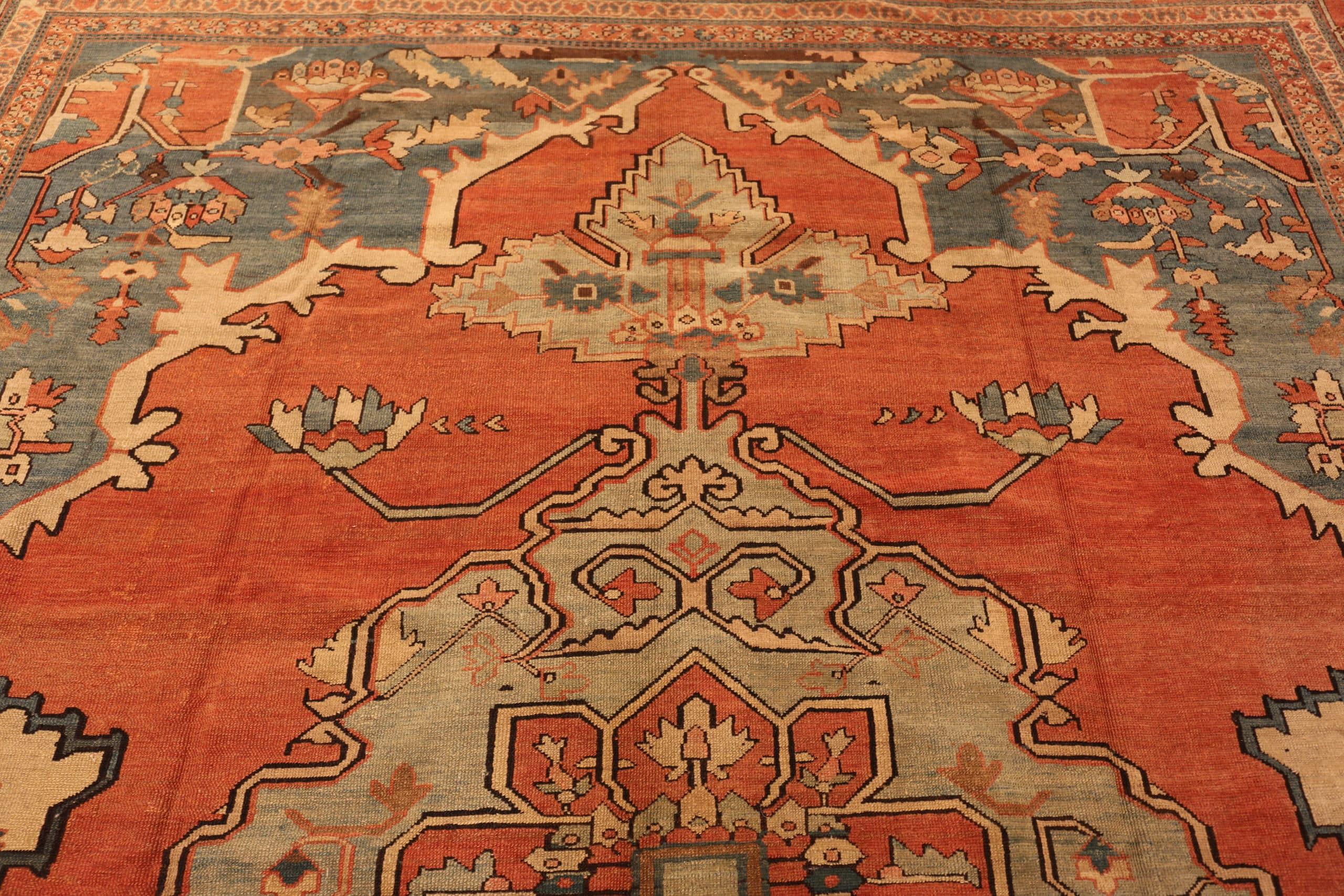 Antique Persian Serapi Rug. Size: 10 ft 7 in x 12 ft 2 in For Sale 2