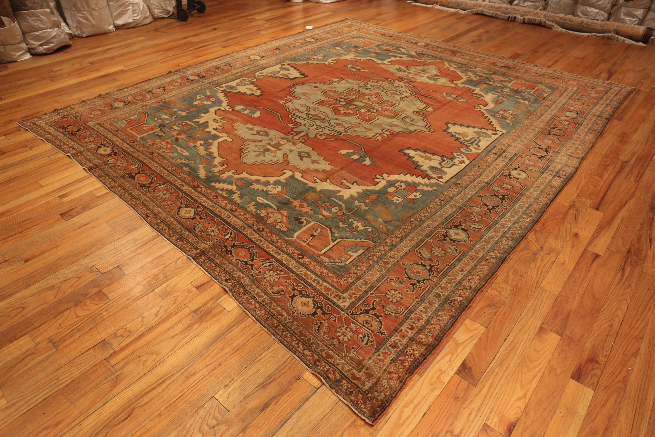 Antique Persian Serapi Rug. Size: 10 ft 7 in x 12 ft 2 in For Sale 3