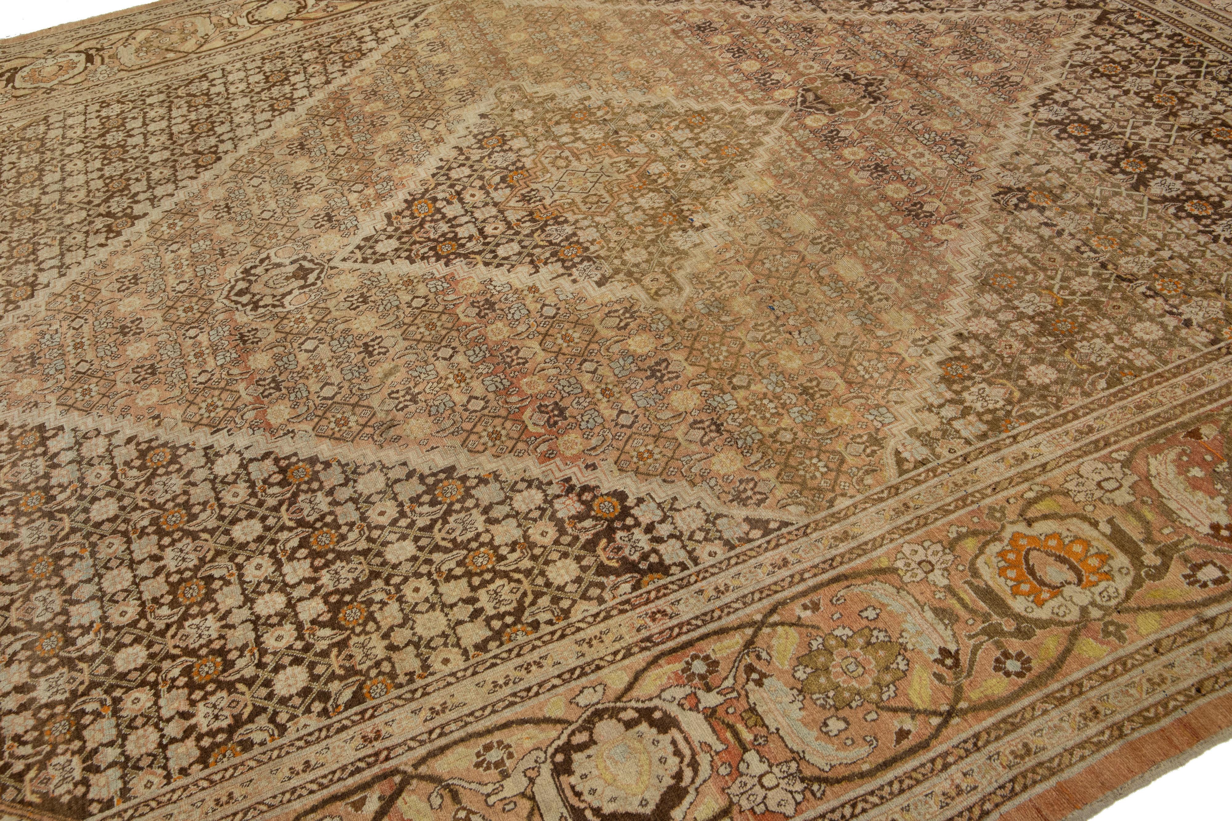 Tappeto antico Tabriz persiano in lana marrone del '900, dimensioni della stanza In condizioni buone in vendita a Norwalk, CT