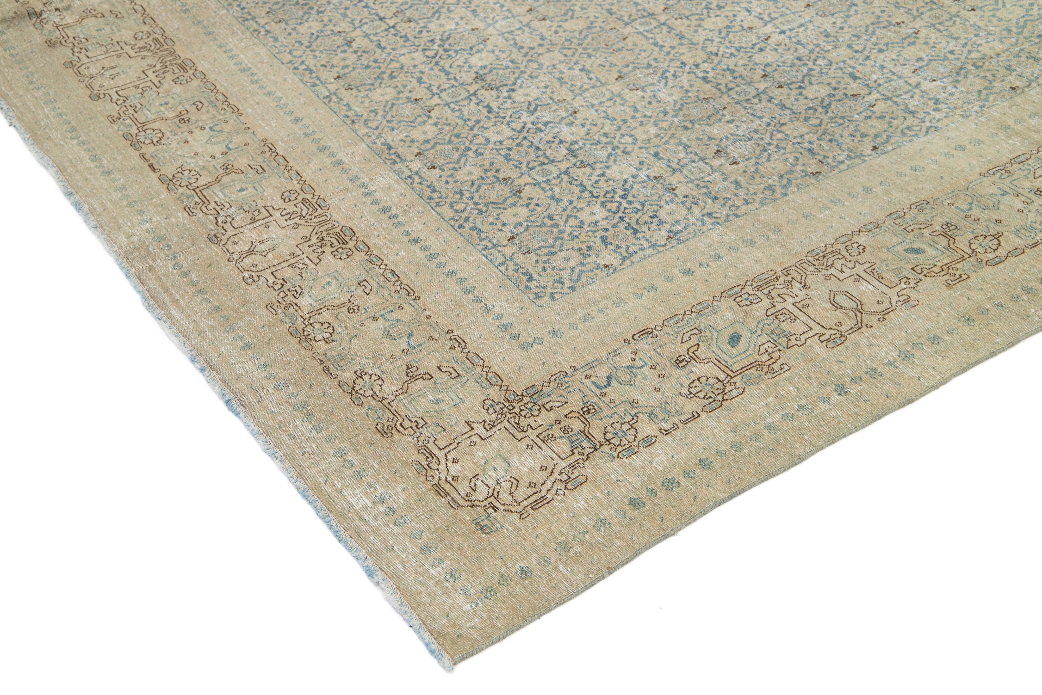Antiker persischer Täbris-Wollteppich in Blau mit Allover-Muster in Zimmergröße im Angebot 3