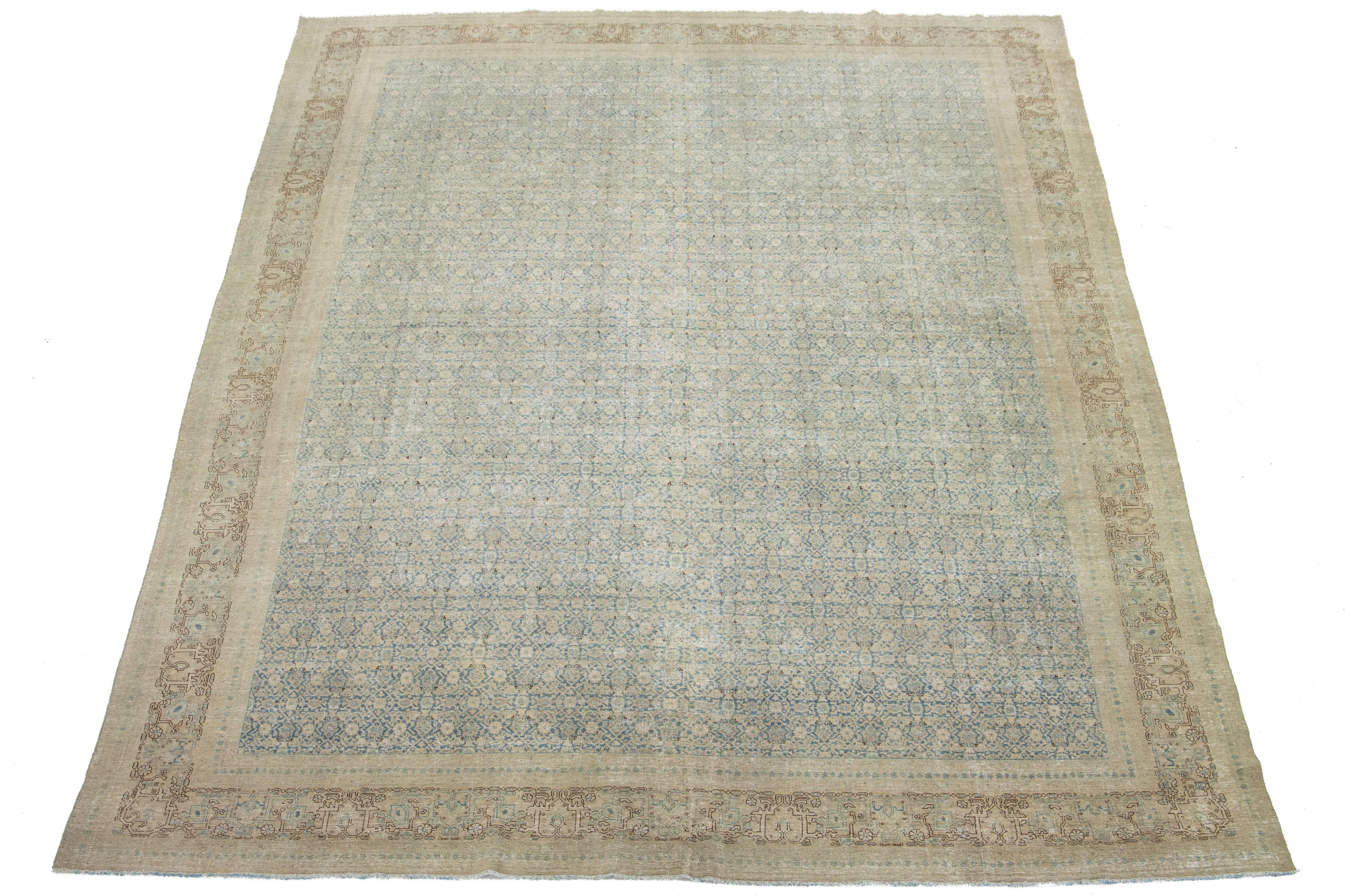 Entdecken Sie den Charme dieses exquisiten antiken Täbris-Teppichs, der in sorgfältiger Handarbeit aus luxuriöser, strapazierter Wolle geknüpft wurde. Der atemberaubende blaue Hintergrund dient als perfekte Leinwand für ein fesselndes