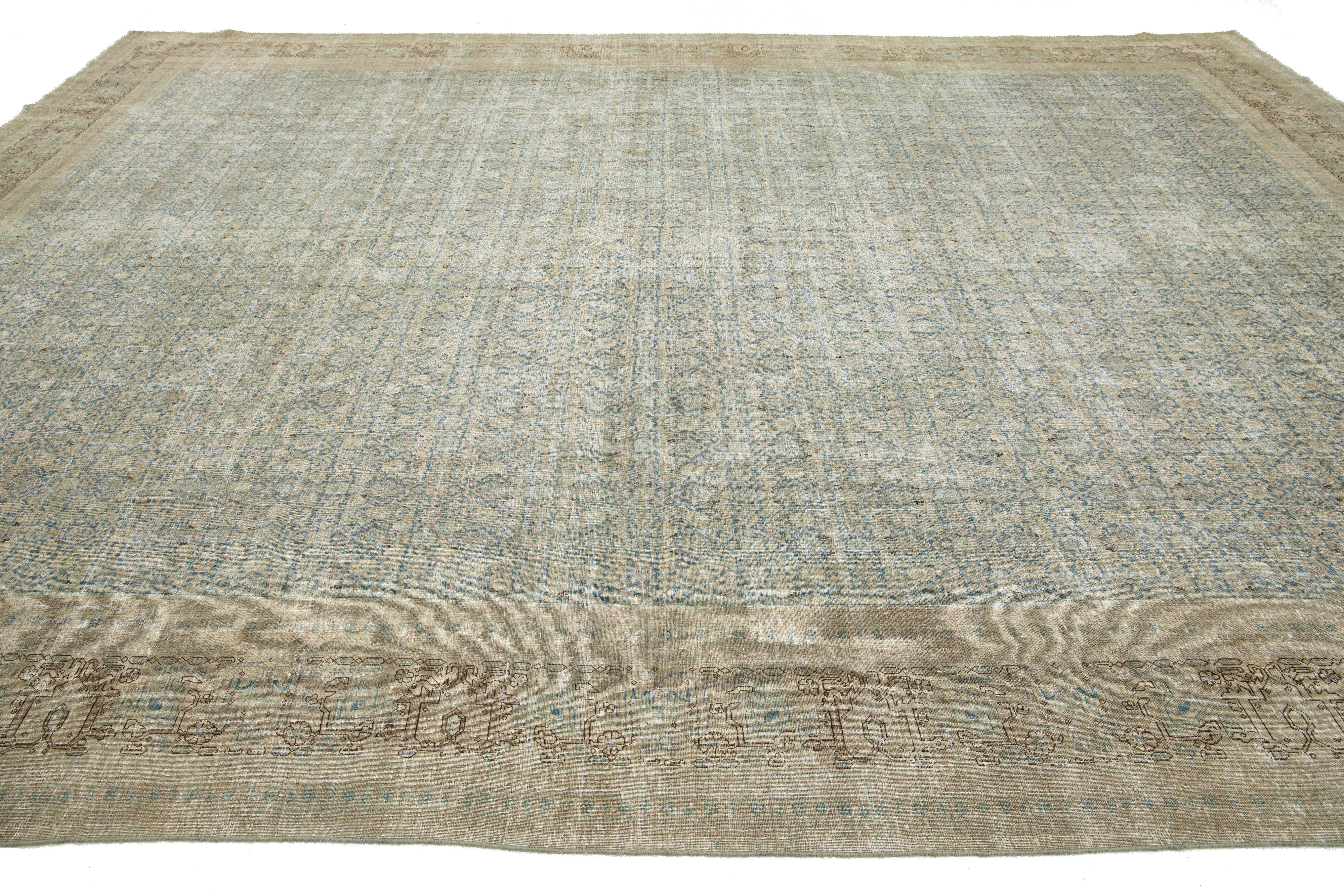 Antiker persischer Täbris-Wollteppich in Blau mit Allover-Muster in Zimmergröße im Zustand „Gut“ im Angebot in Norwalk, CT