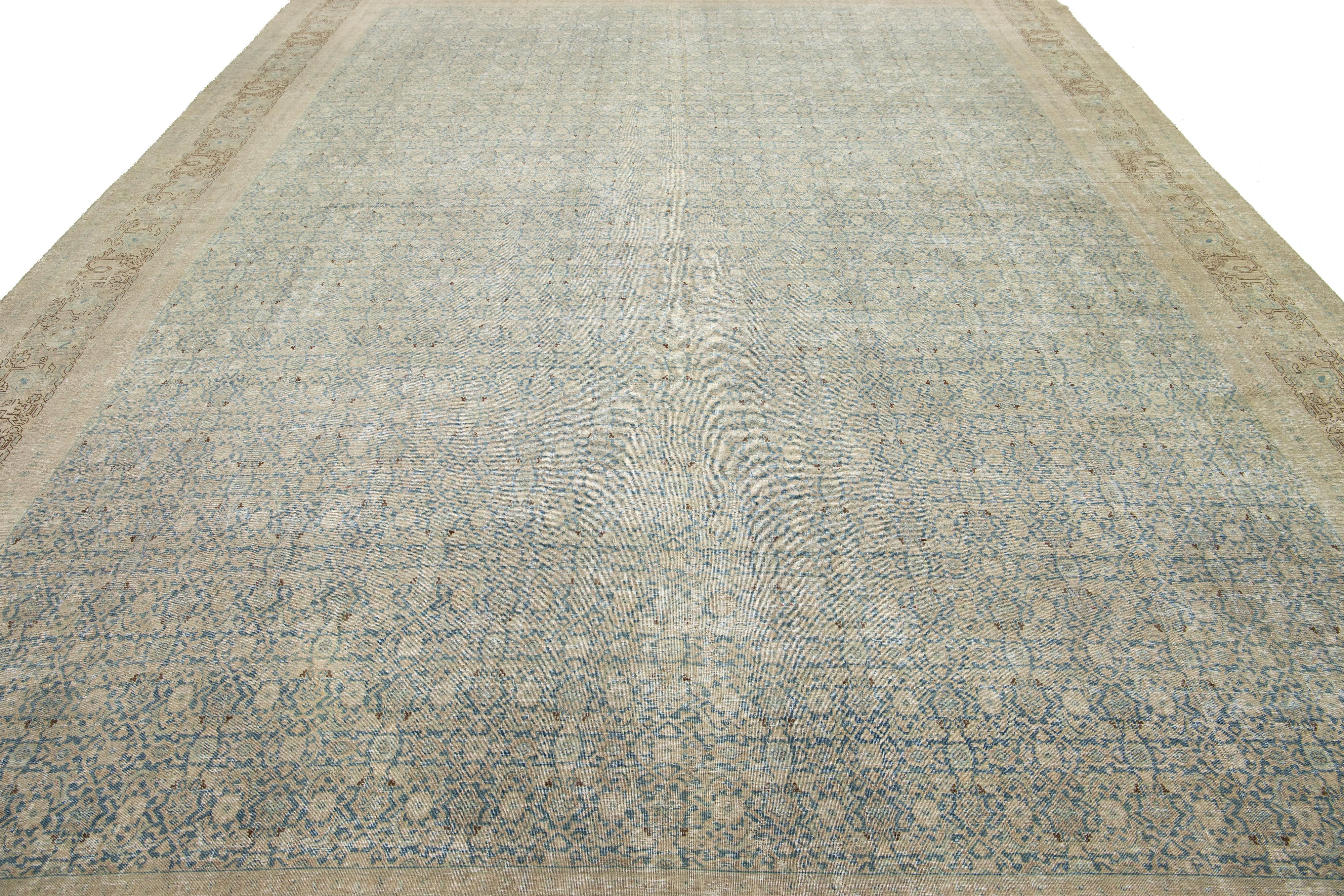 Antiker persischer Täbris-Wollteppich in Blau mit Allover-Muster in Zimmergröße (Wolle) im Angebot