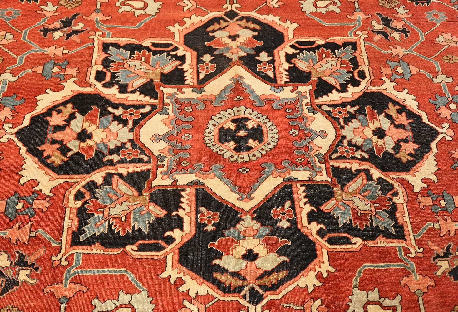 Antique Serapi Persian Rug. Size: 9 ft x 10 ft 9 in  In Good Condition For Sale In New York, NY