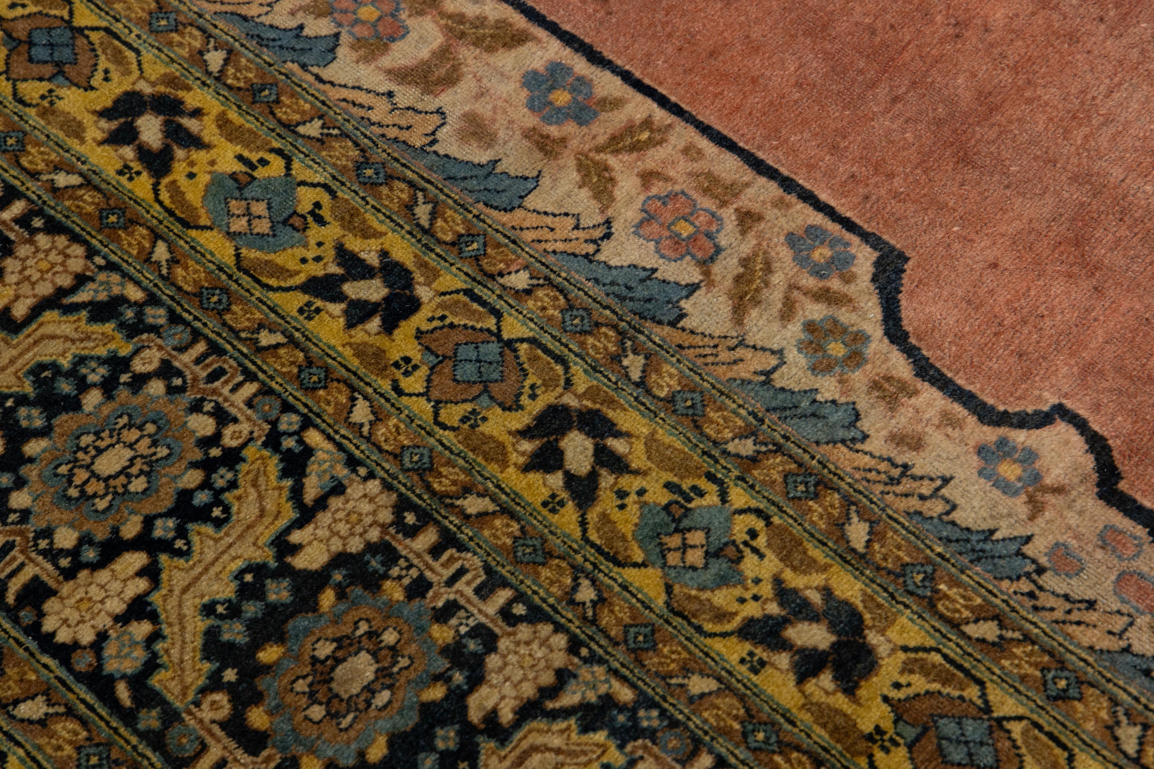 Tapis Tabriz ancien fait à la main en terre cuite avec un motif central en vente 3