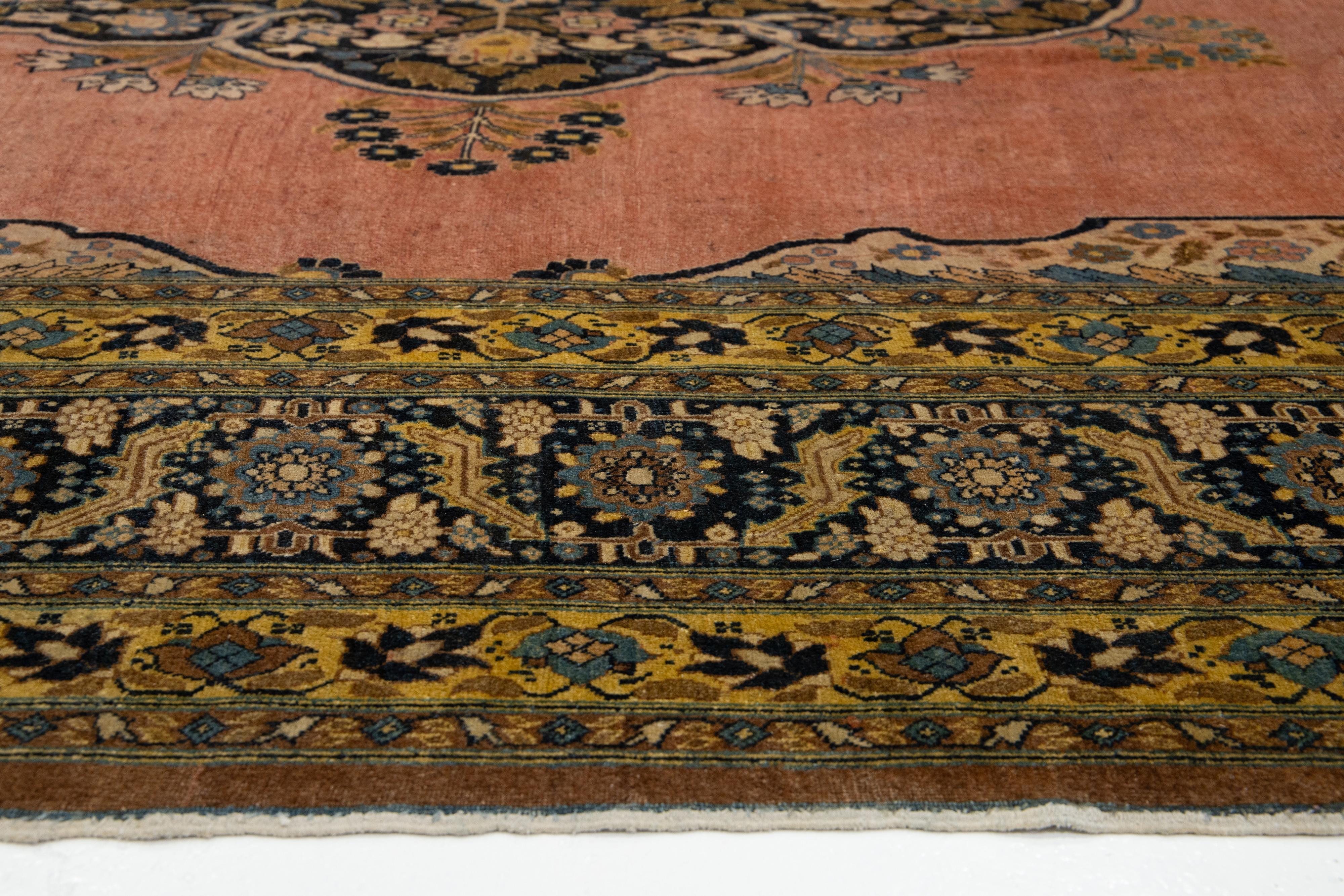 Tapis Tabriz ancien fait à la main en terre cuite avec un motif central en vente 4