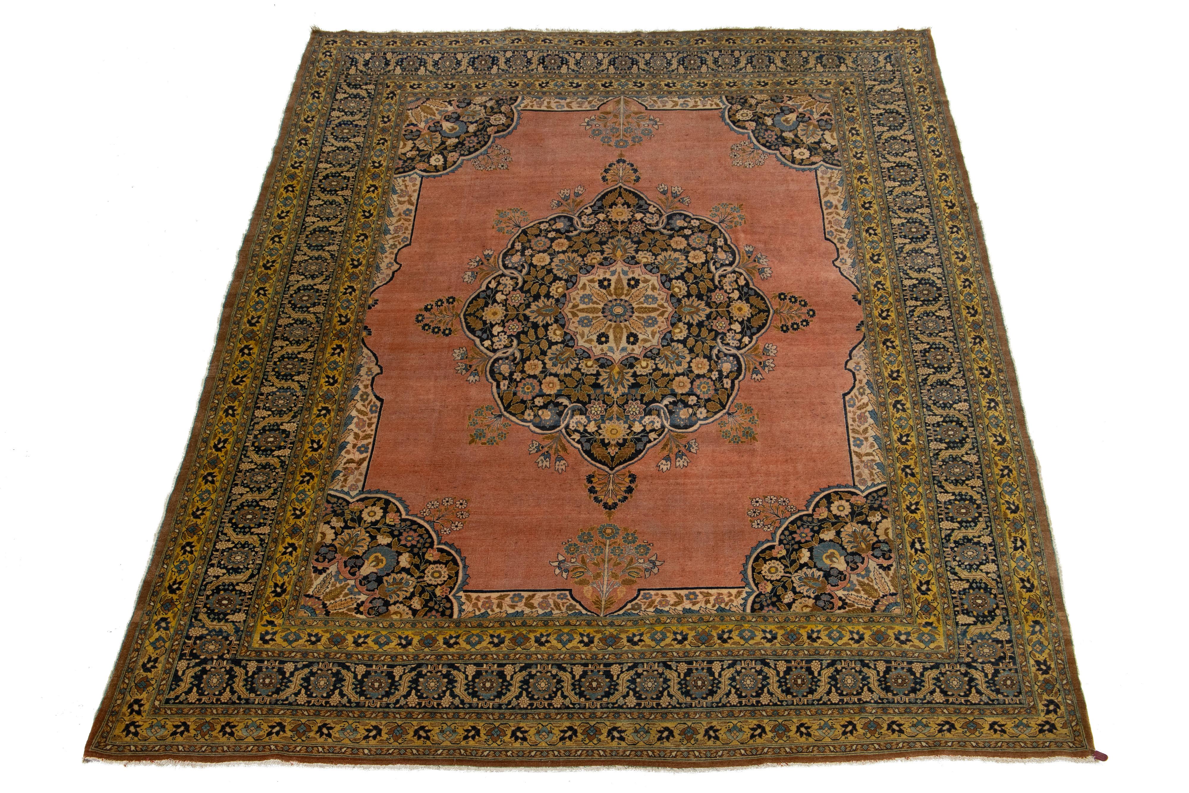 Ancien tapis persan Tabriz présentant un champ de terre cuite avec un médaillon central magnifiquement détaillé et un cadre multicolore.

Ce tapis mesure 9'5'' x 12'11