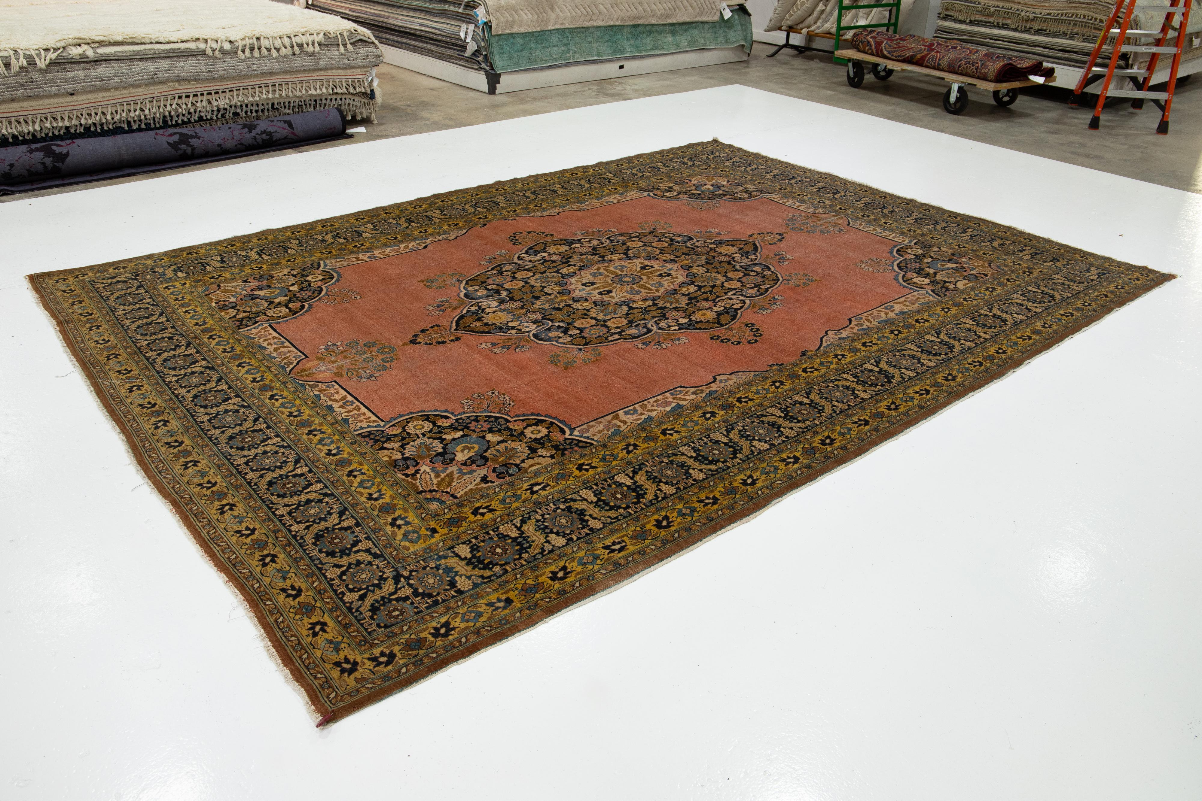 Perse Tapis Tabriz ancien fait à la main en terre cuite avec un motif central en vente