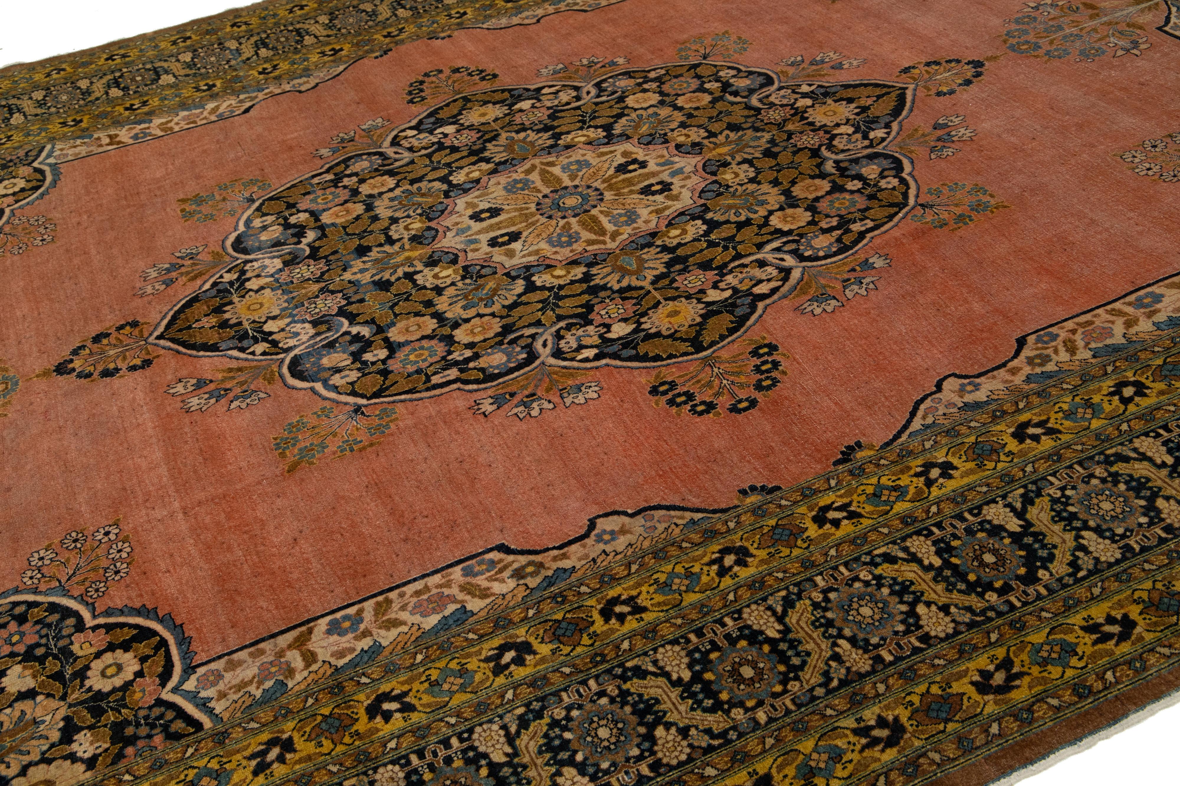 Noué à la main Tapis Tabriz ancien fait à la main en terre cuite avec un motif central en vente