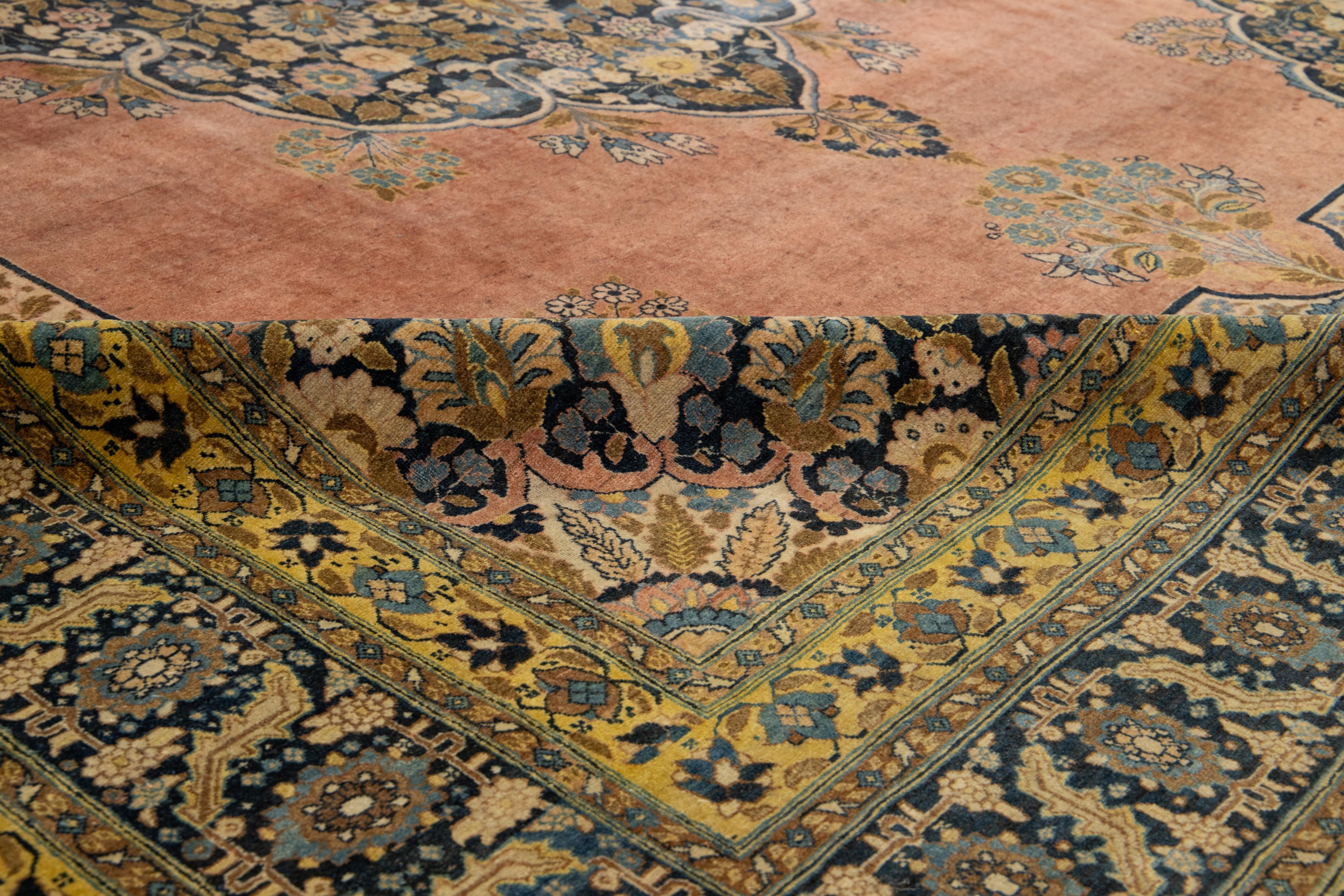 Tapis Tabriz ancien fait à la main en terre cuite avec un motif central Bon état - En vente à Norwalk, CT