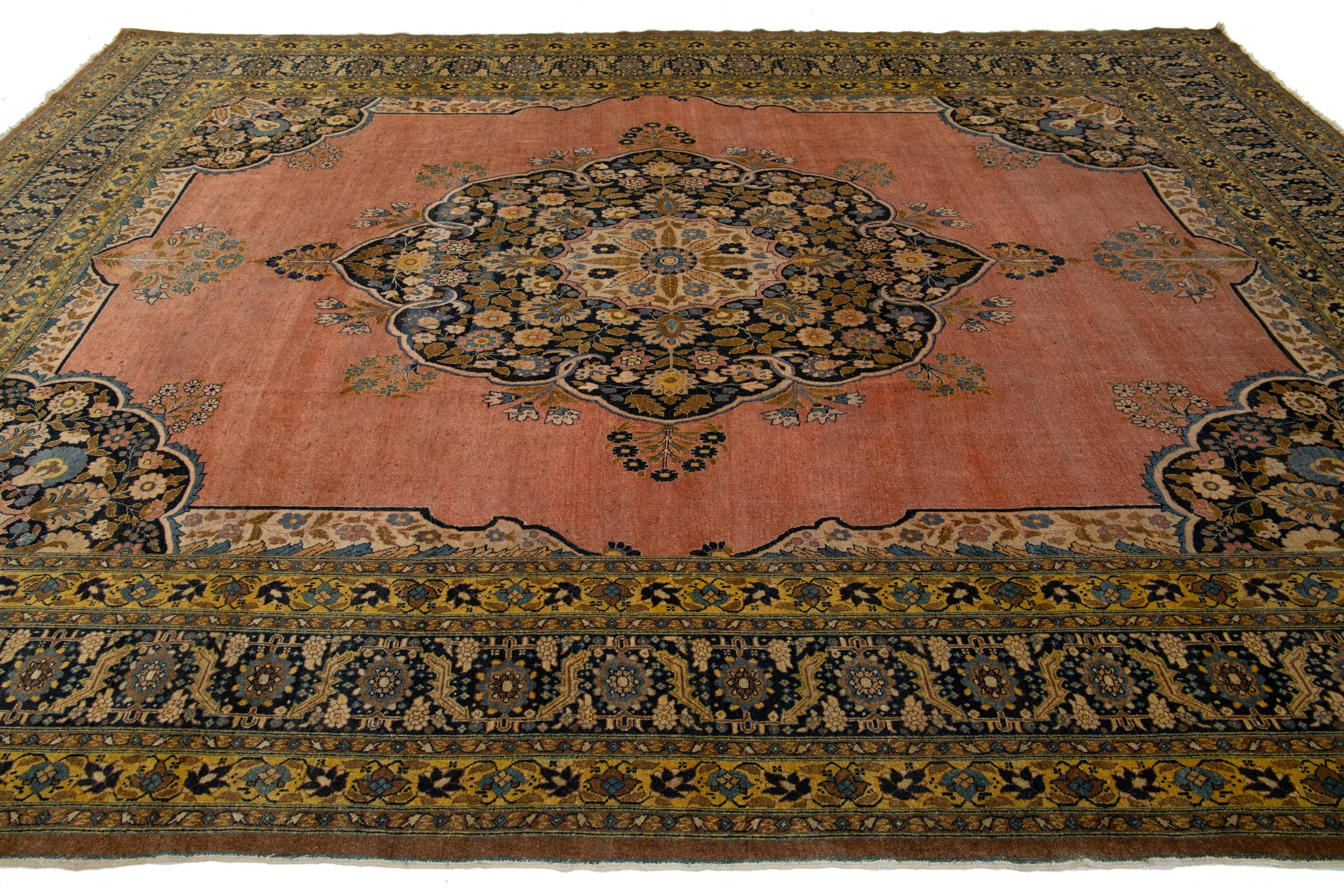 XIXe siècle Tapis Tabriz ancien fait à la main en terre cuite avec un motif central en vente