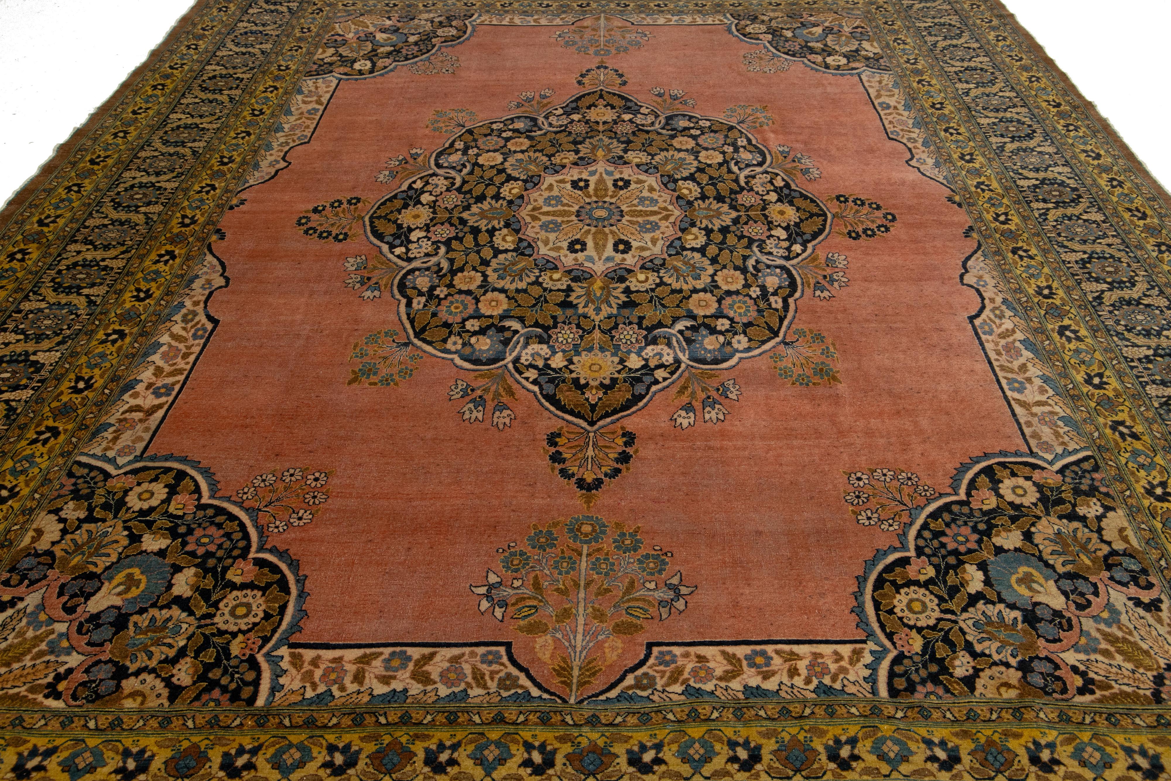 Tapis Tabriz ancien fait à la main en terre cuite avec un motif central en vente 1