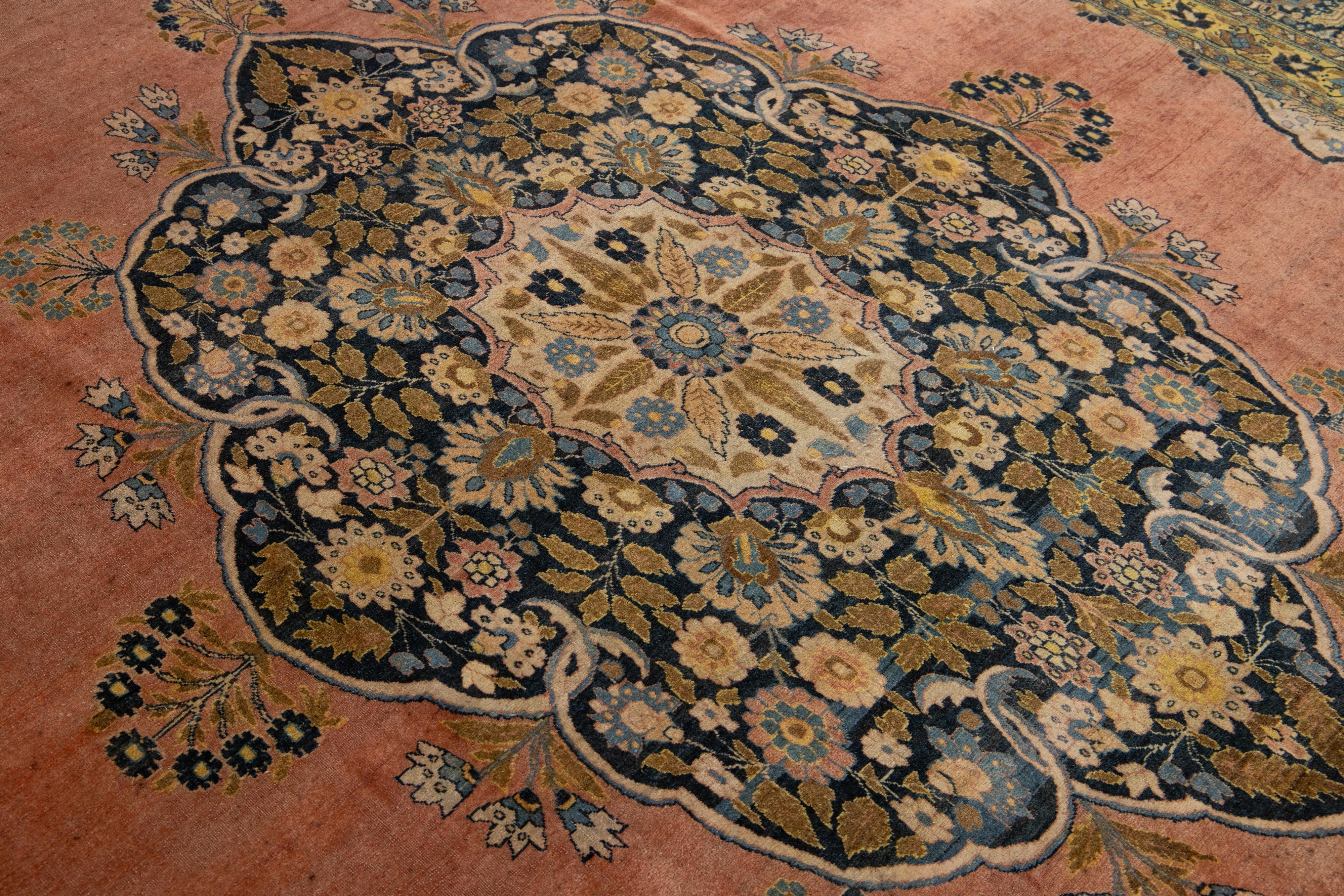 Tapis Tabriz ancien fait à la main en terre cuite avec un motif central en vente 2