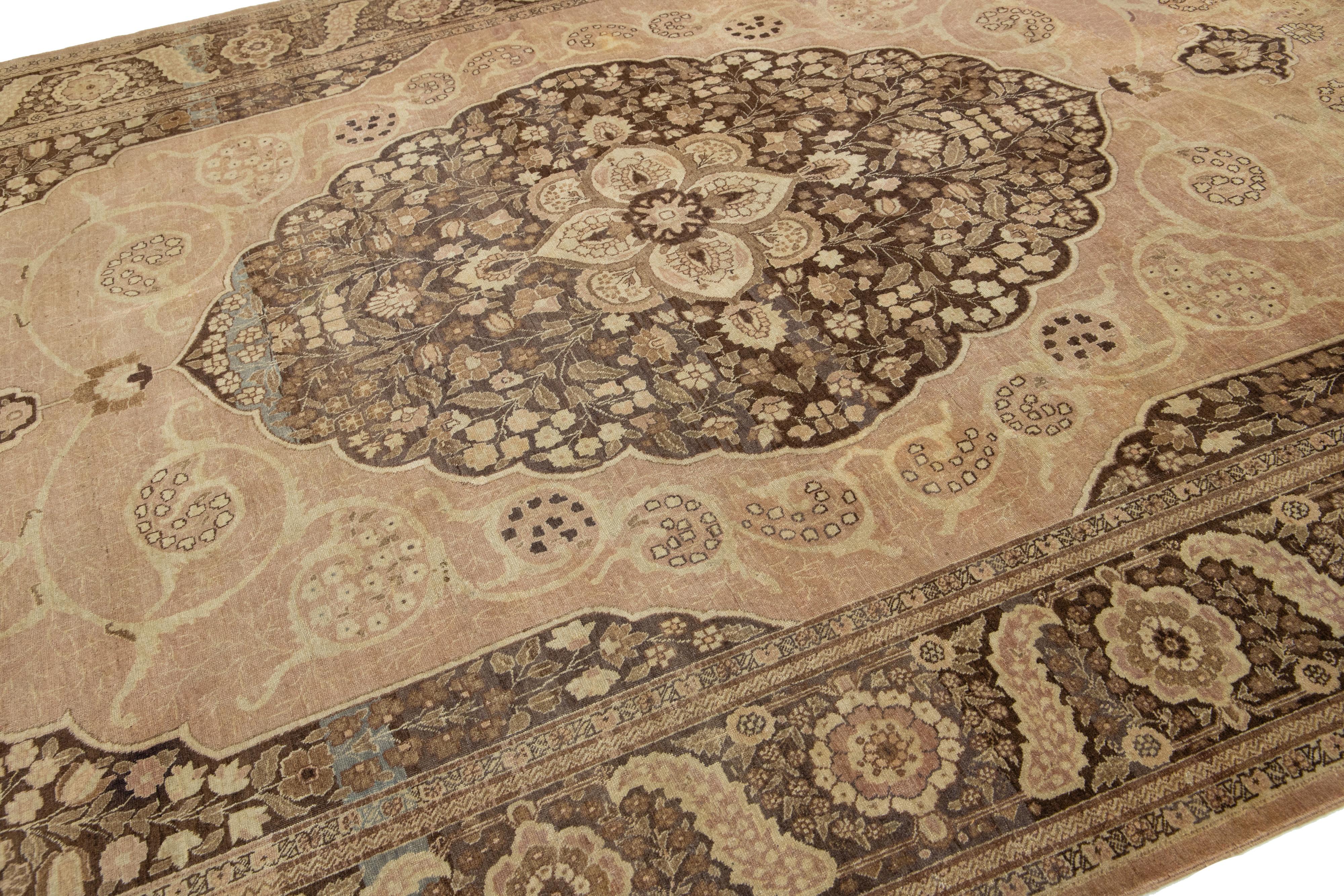 Tapis ancien en laine Tabriz à motifs centraux, de couleur pêche, de la taille d'une pièce en vente 3