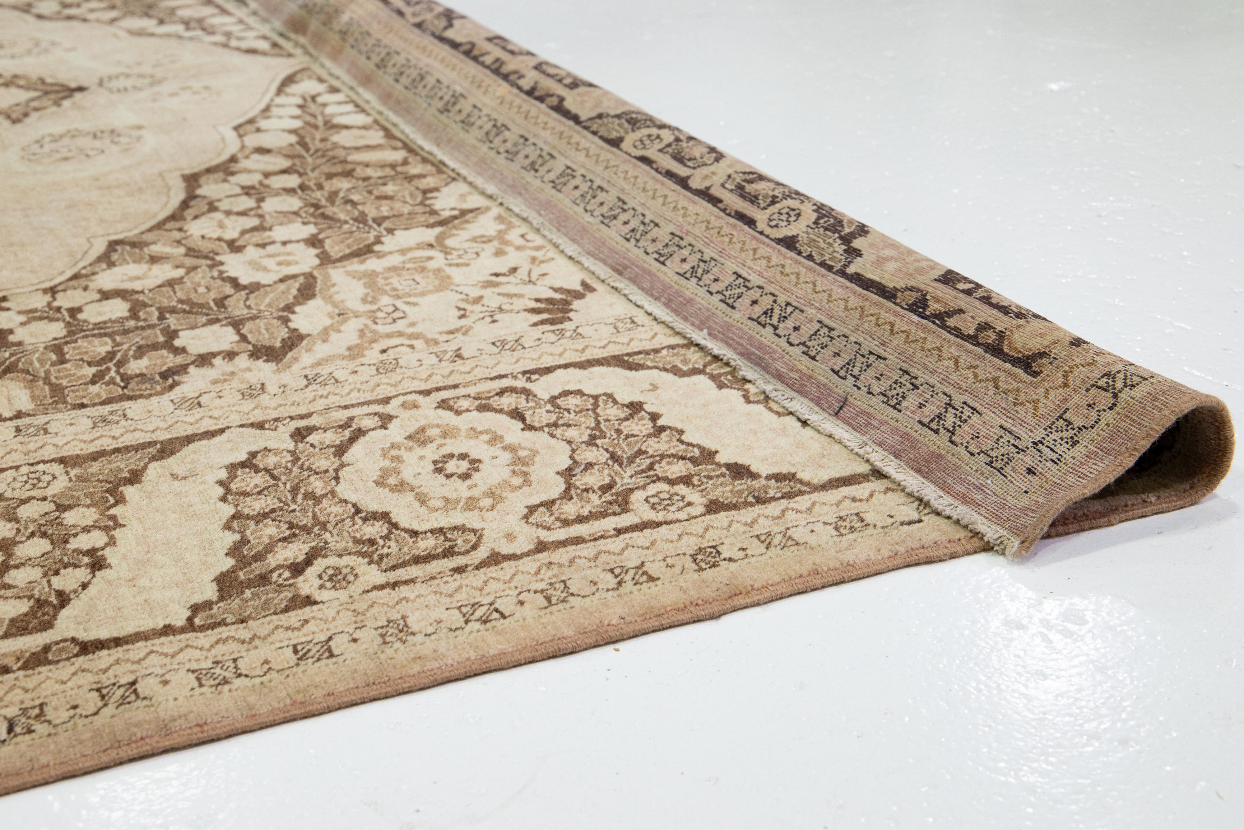 Perse Tapis ancien en laine Tabriz à motifs centraux, de couleur pêche, de la taille d'une pièce en vente