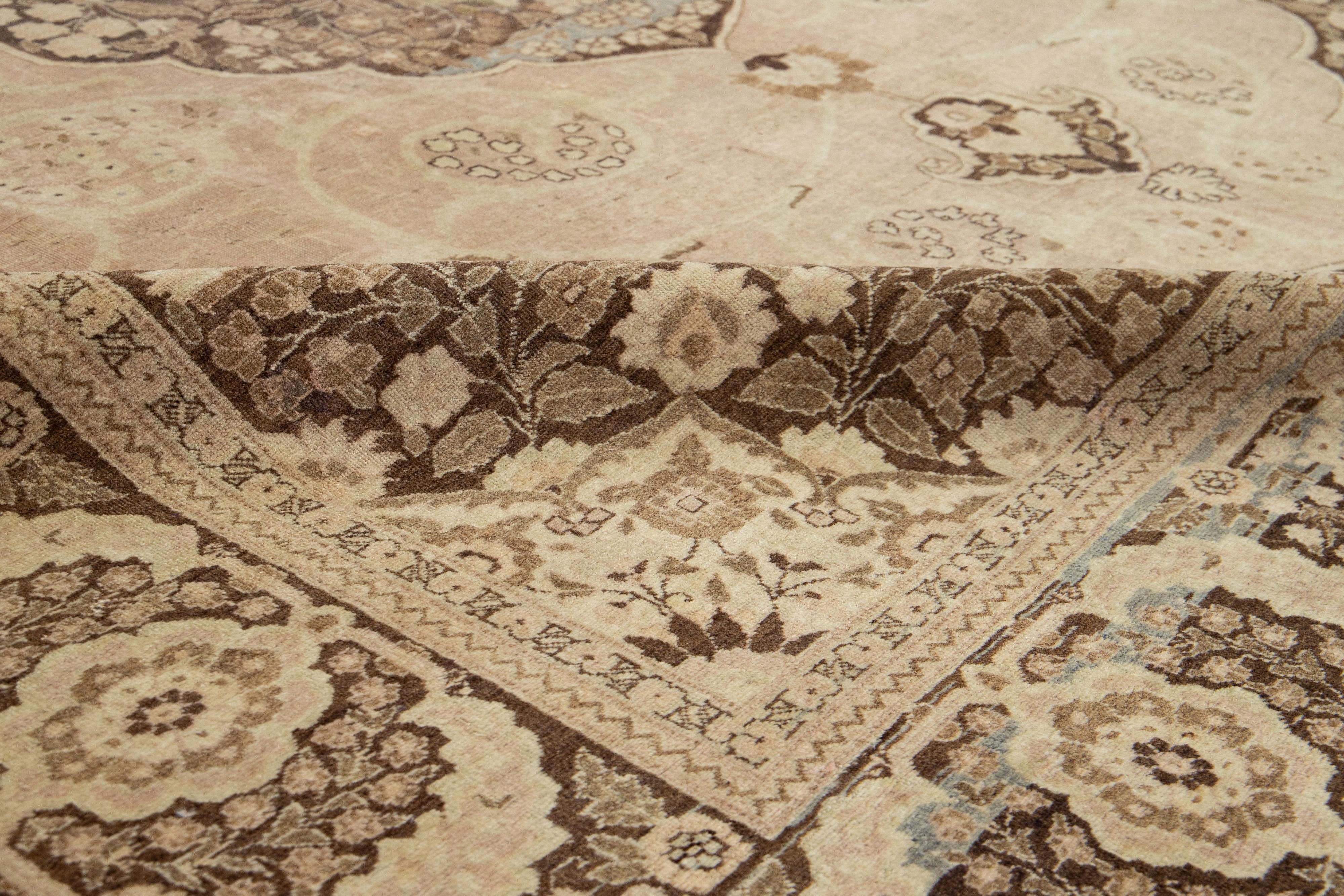 Noué à la main Tapis ancien en laine Tabriz à motifs centraux, de couleur pêche, de la taille d'une pièce en vente