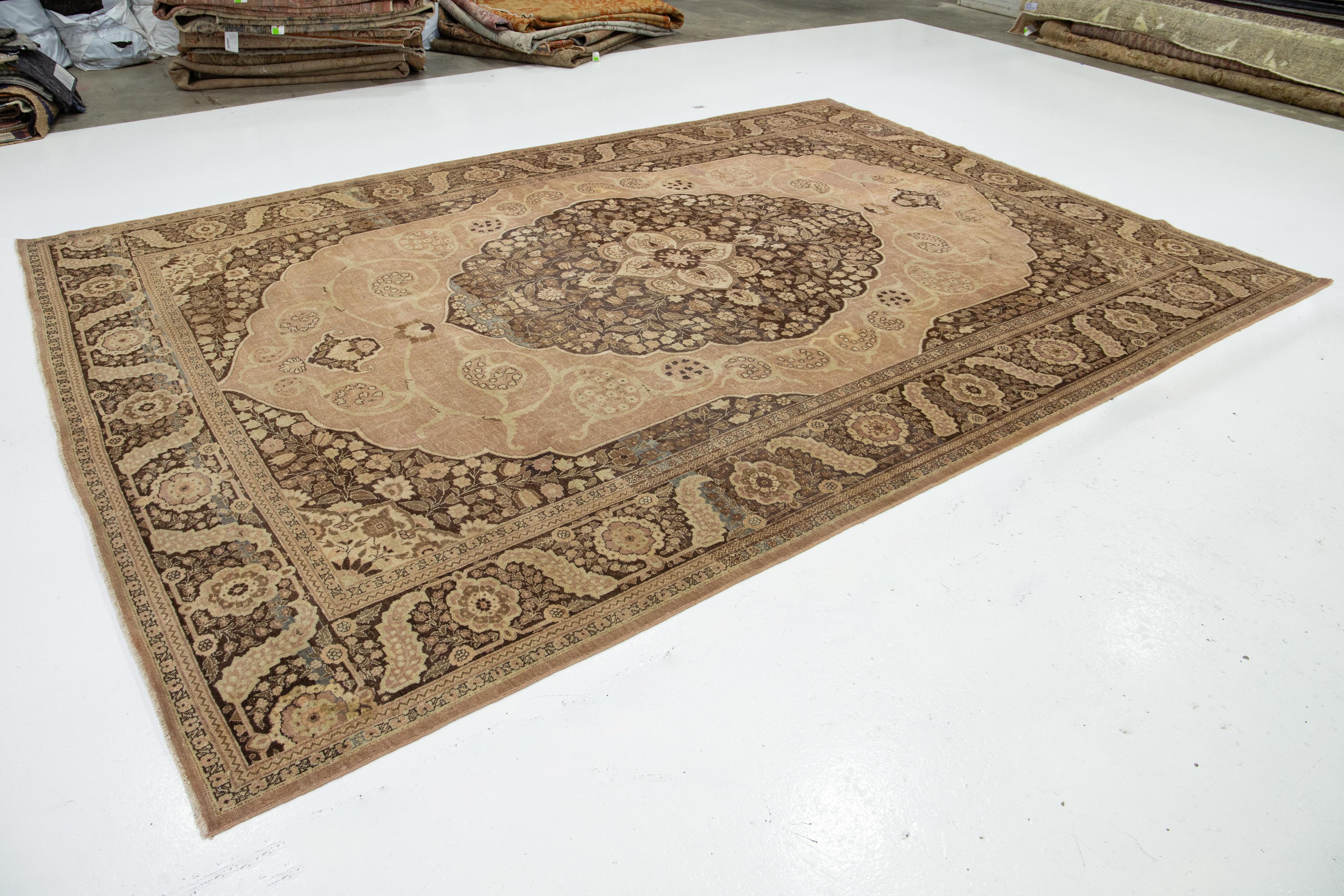 Tapis ancien en laine Tabriz à motifs centraux, de couleur pêche, de la taille d'une pièce Bon état - En vente à Norwalk, CT