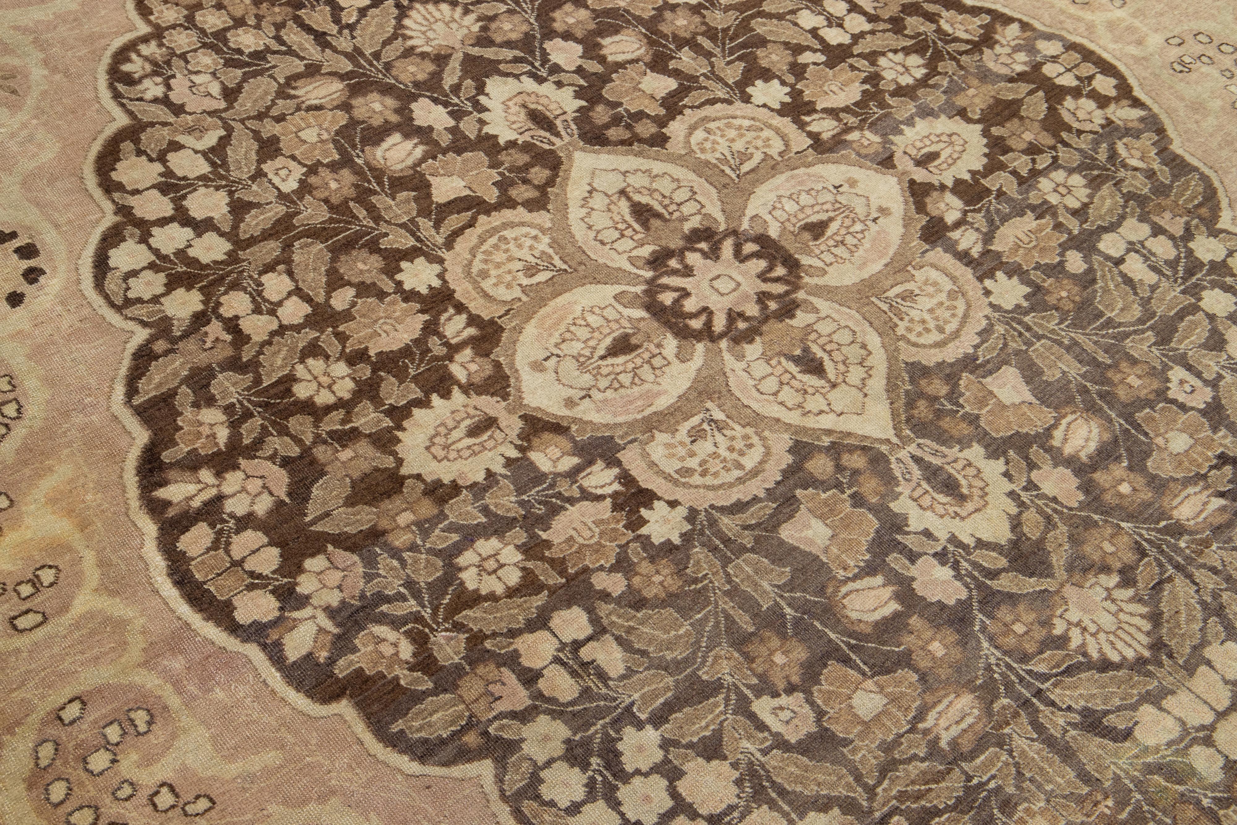 20ième siècle Tapis ancien en laine Tabriz à motifs centraux, de couleur pêche, de la taille d'une pièce en vente