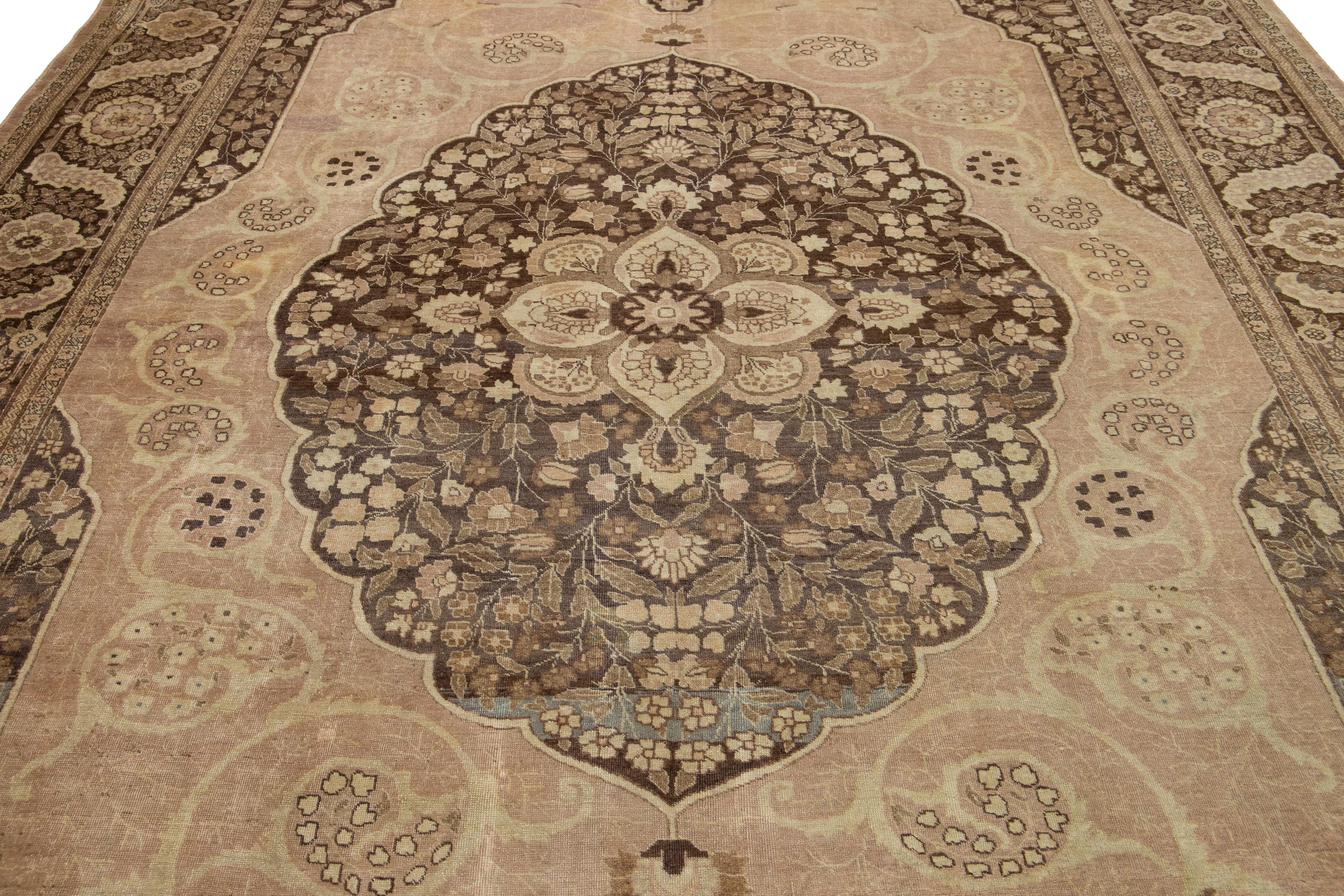 Laine Tapis ancien en laine Tabriz à motifs centraux, de couleur pêche, de la taille d'une pièce en vente