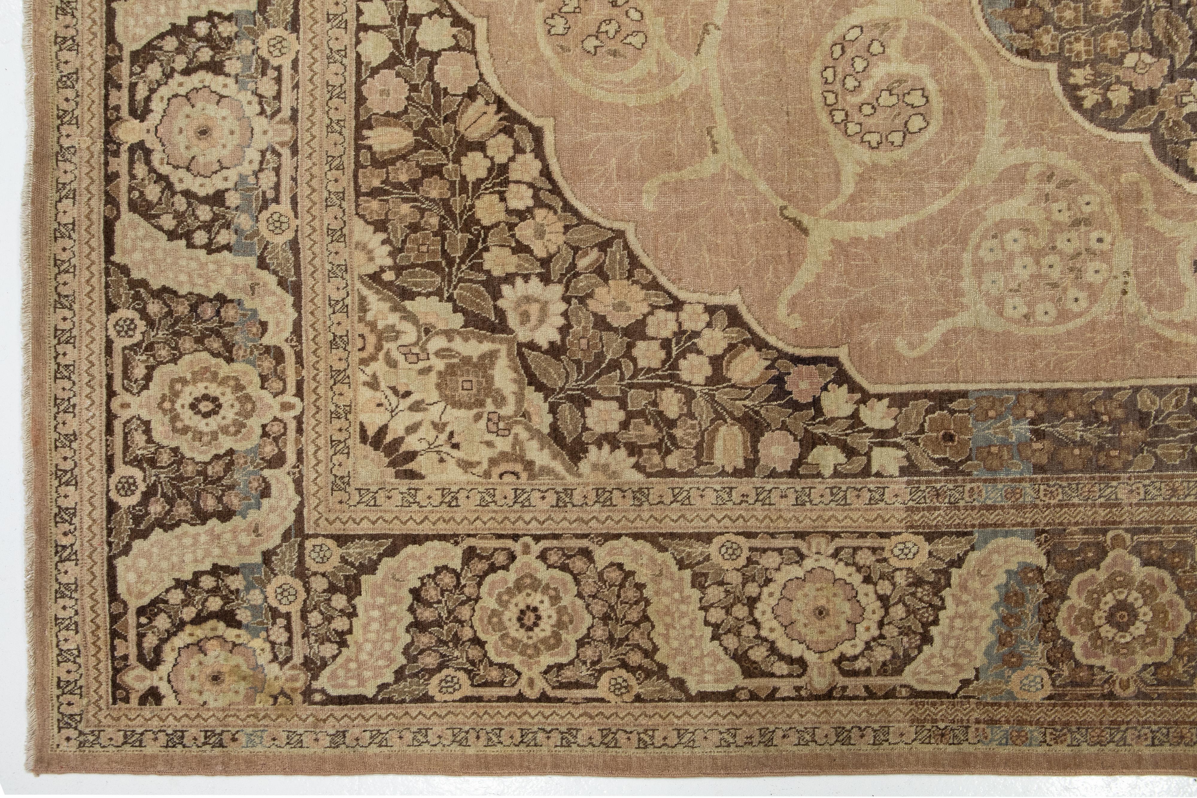 Tapis ancien en laine Tabriz à motifs centraux, de couleur pêche, de la taille d'une pièce en vente 1