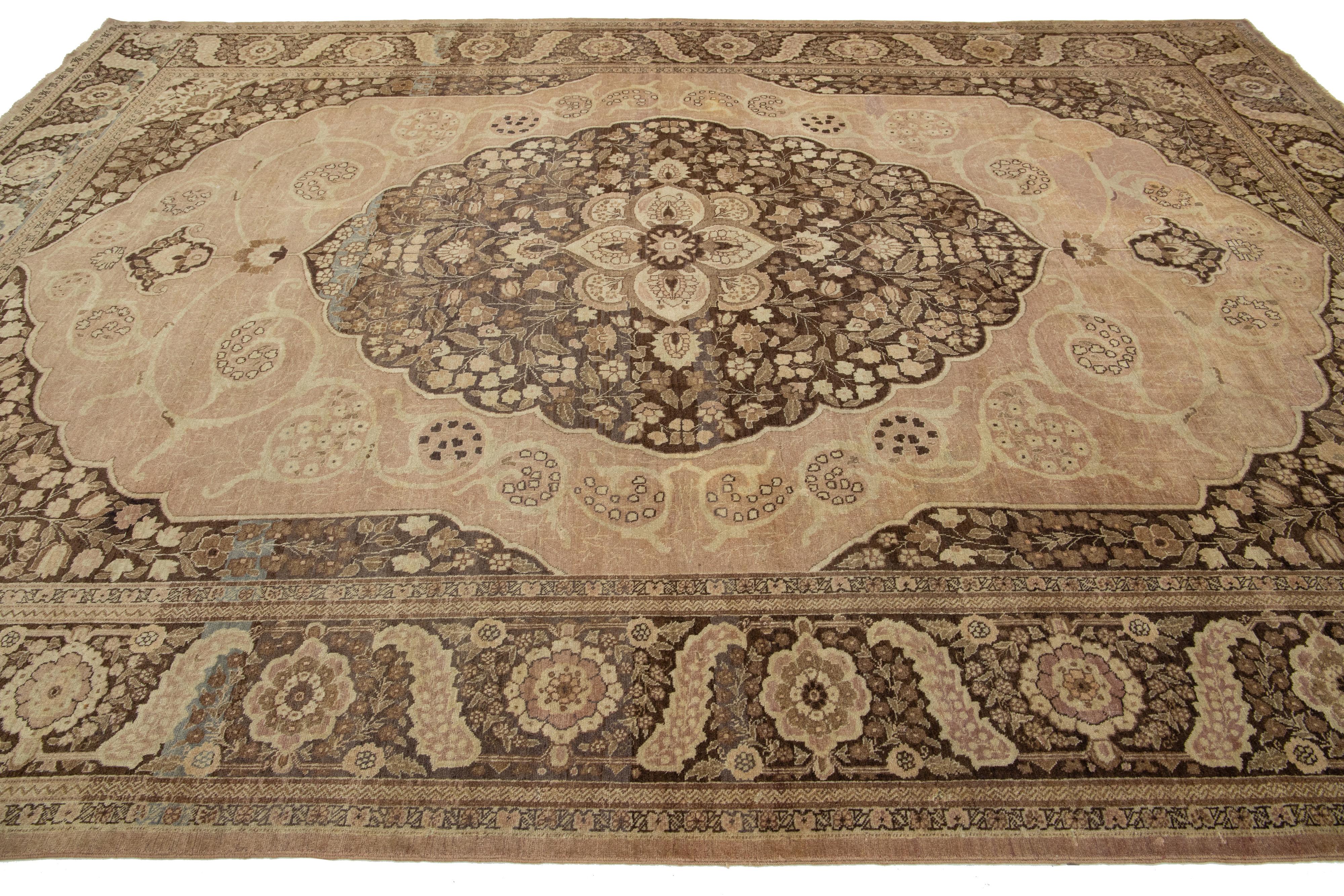 Tapis ancien en laine Tabriz à motifs centraux, de couleur pêche, de la taille d'une pièce en vente 2