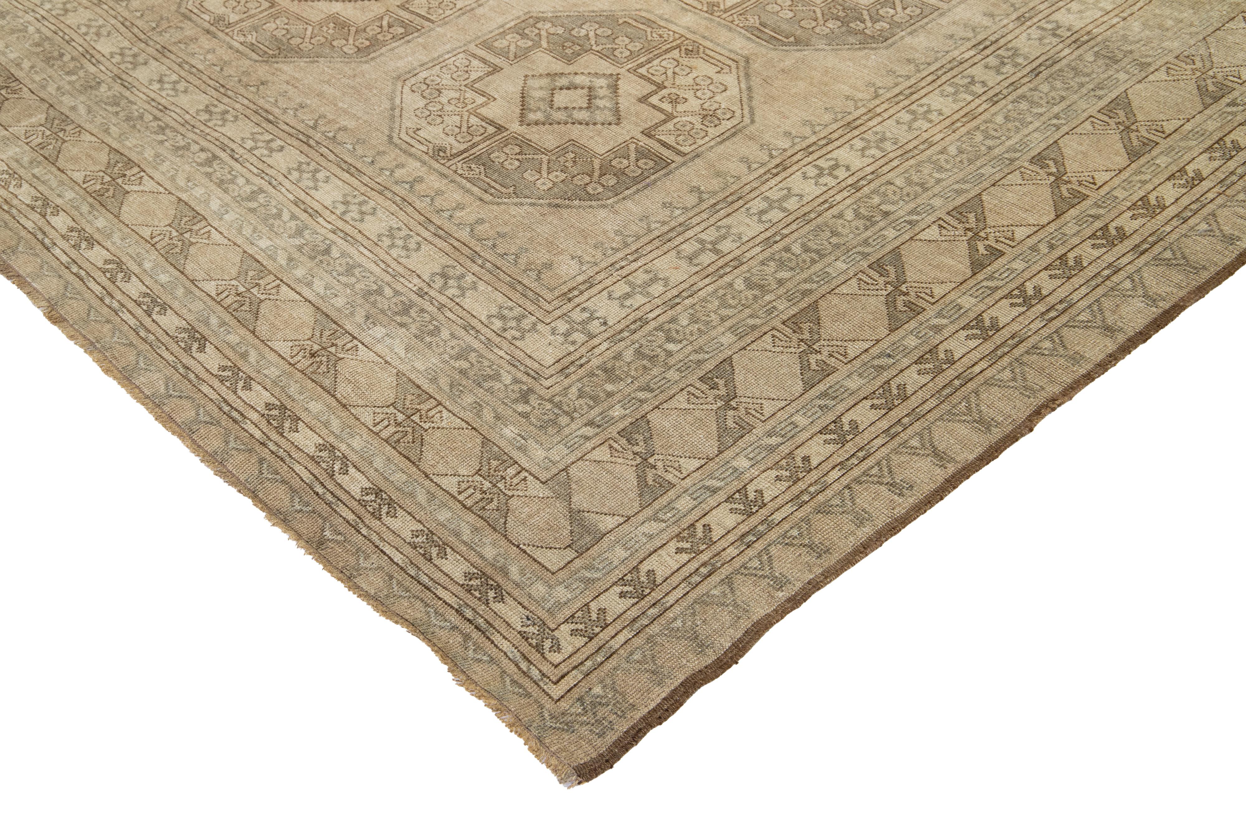 Antiker Turkmenischer persischer Teppich aus Wolle in Beige in Zimmergröße mit geometrischem Design im Angebot 4