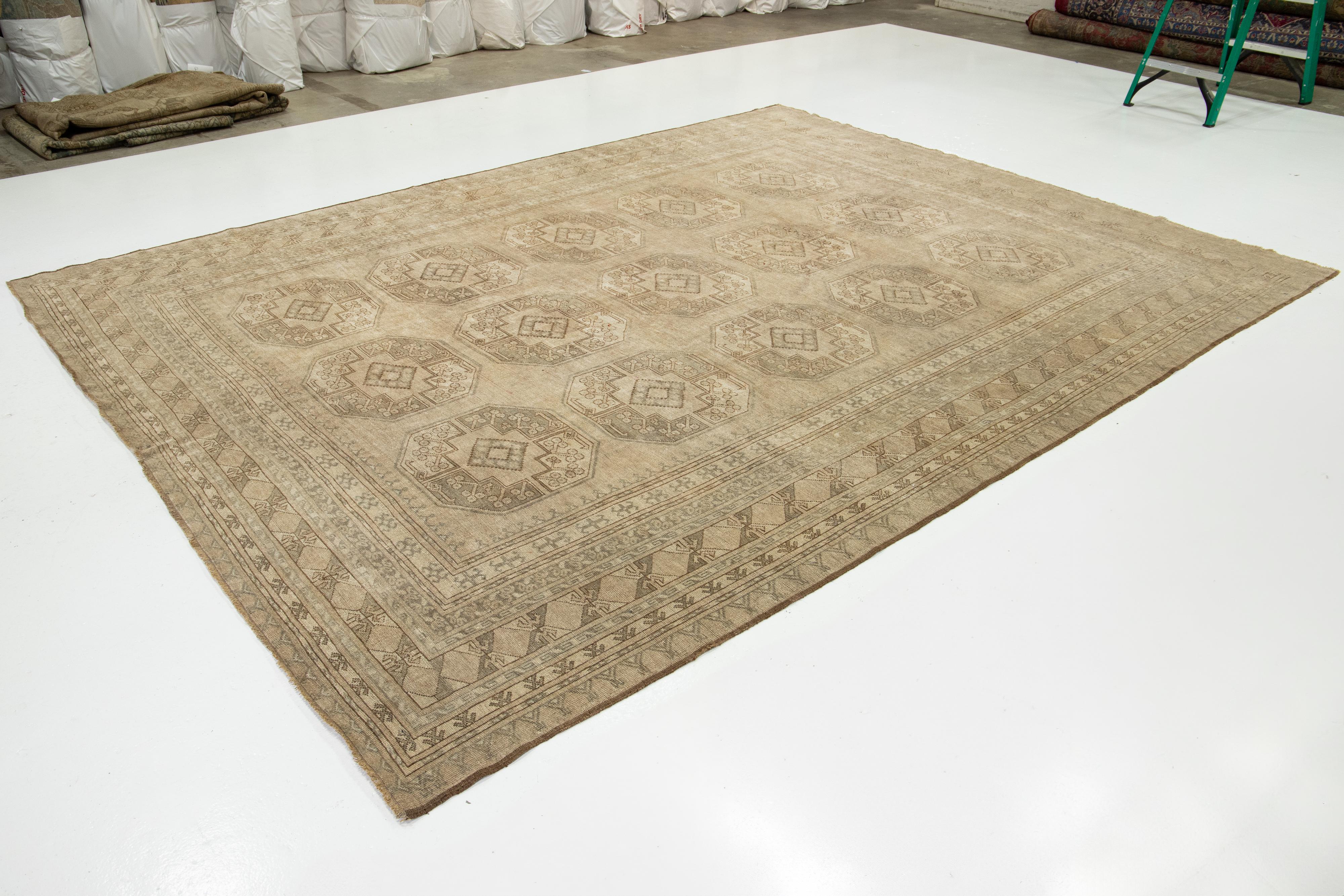 Antiker Turkmenischer persischer Teppich aus Wolle in Beige in Zimmergröße mit geometrischem Design (Islamisch) im Angebot
