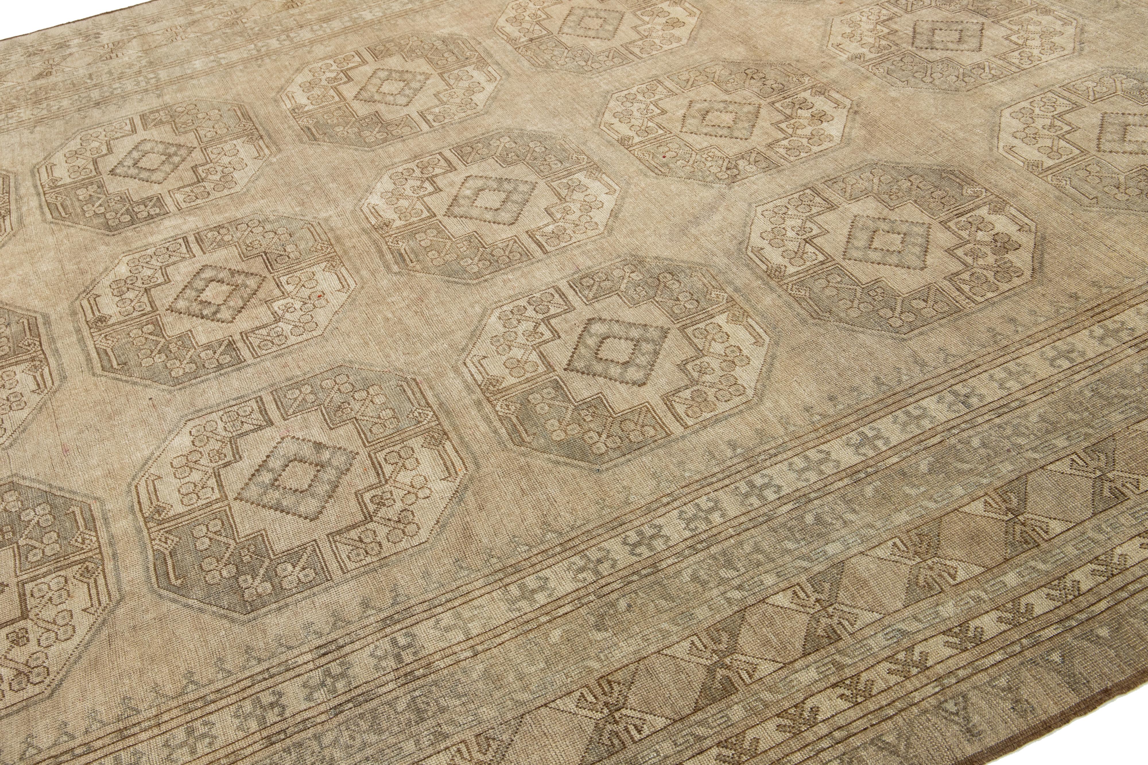 Antiker Turkmenischer persischer Teppich aus Wolle in Beige in Zimmergröße mit geometrischem Design (Persisch) im Angebot