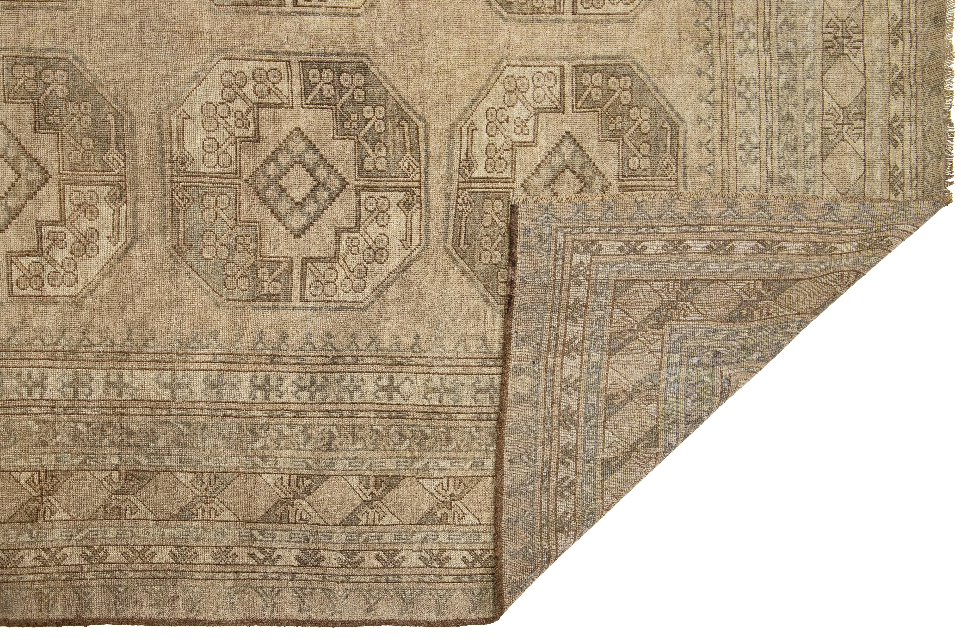 Antiker Turkmenischer persischer Teppich aus Wolle in Beige in Zimmergröße mit geometrischem Design (Handgeknüpft) im Angebot