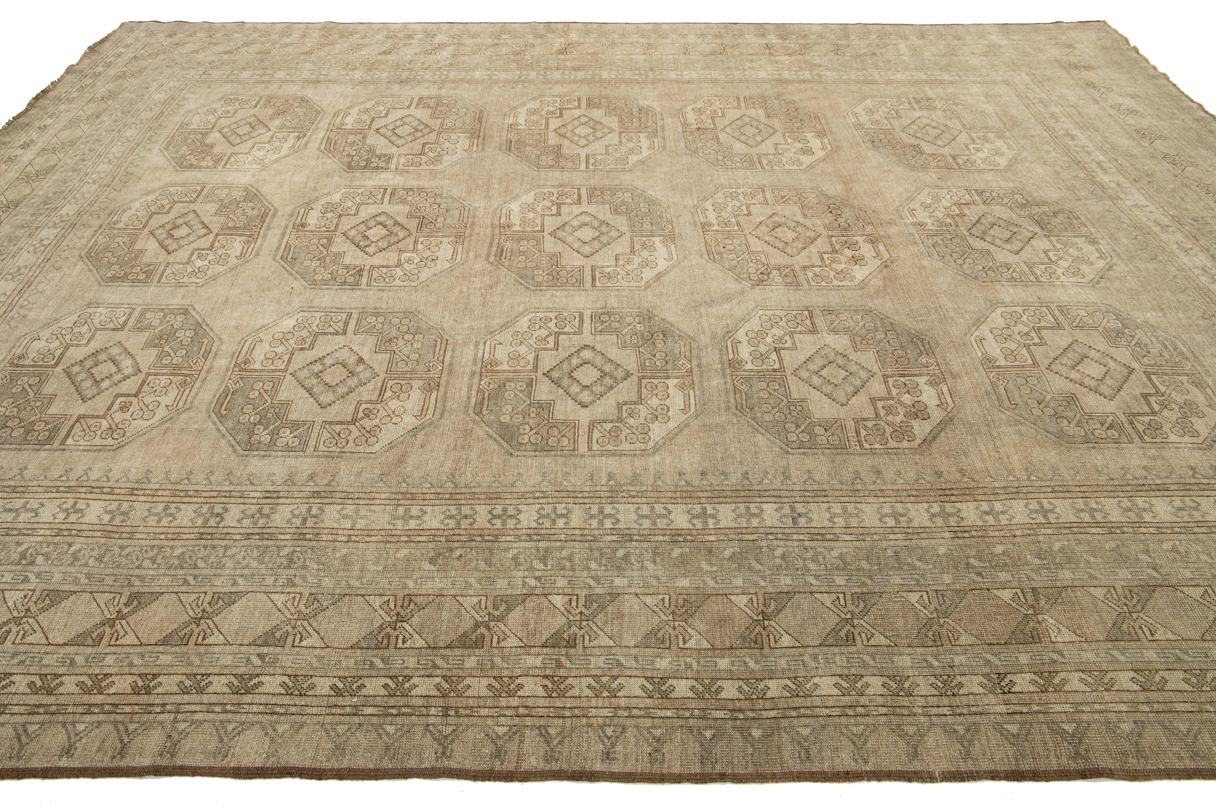 Antiker Turkmenischer persischer Teppich aus Wolle in Beige in Zimmergröße mit geometrischem Design im Zustand „Hervorragend“ im Angebot in Norwalk, CT