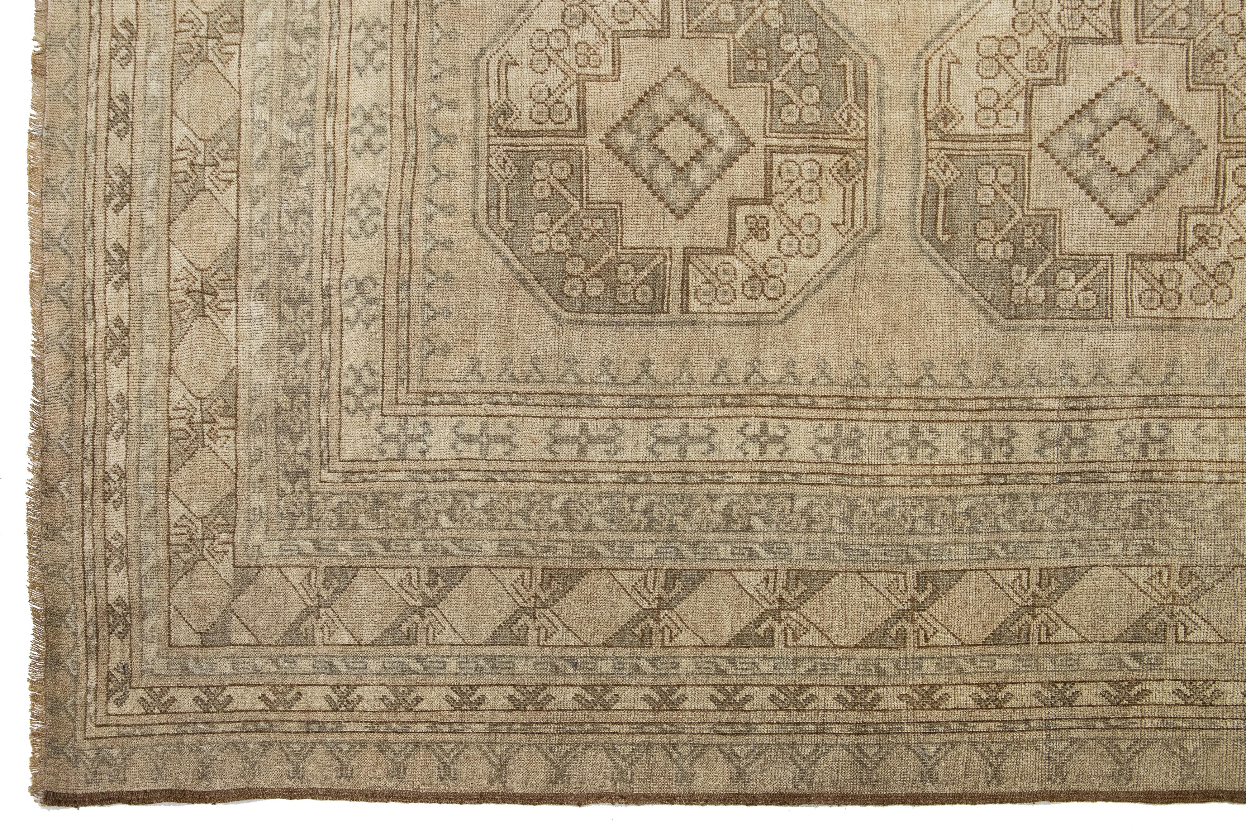 Antiker Turkmenischer persischer Teppich aus Wolle in Beige in Zimmergröße mit geometrischem Design (20. Jahrhundert) im Angebot