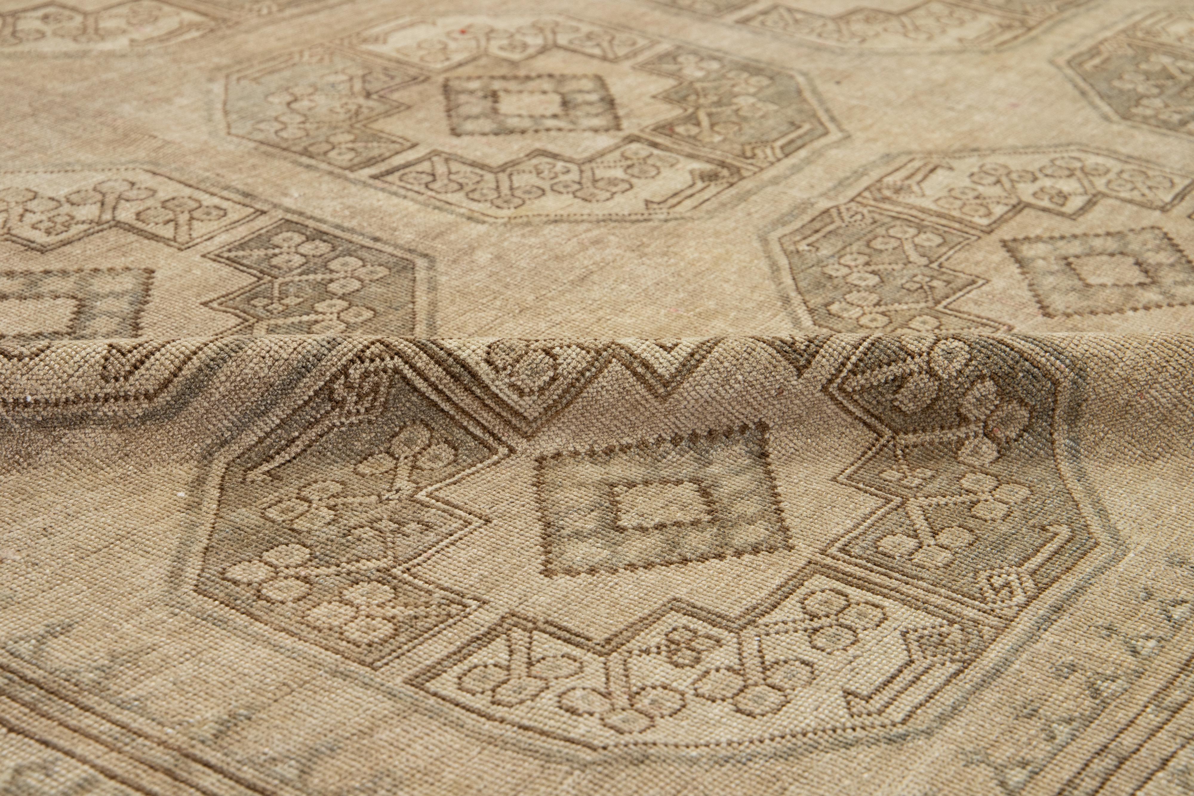 Antiker Turkmenischer persischer Teppich aus Wolle in Beige in Zimmergröße mit geometrischem Design im Angebot 1