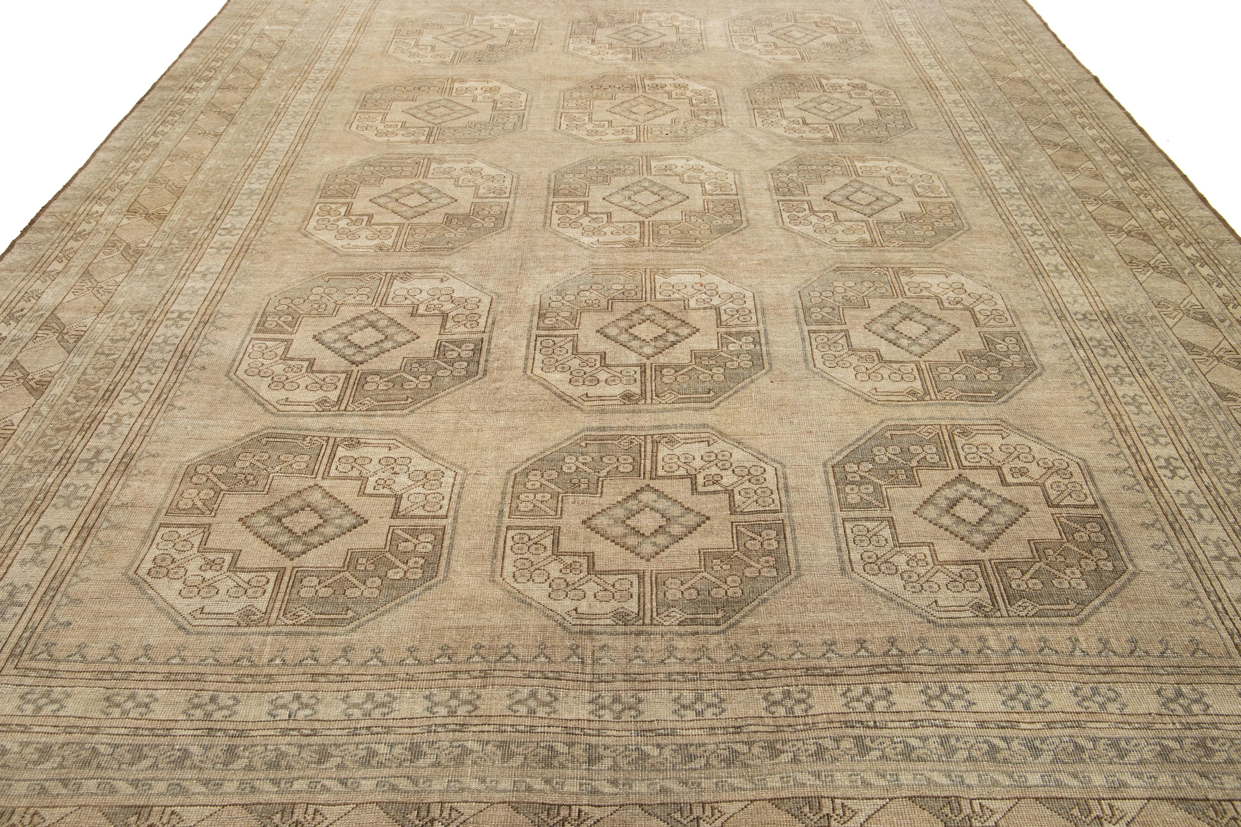Antiker Turkmenischer persischer Teppich aus Wolle in Beige in Zimmergröße mit geometrischem Design im Angebot 2