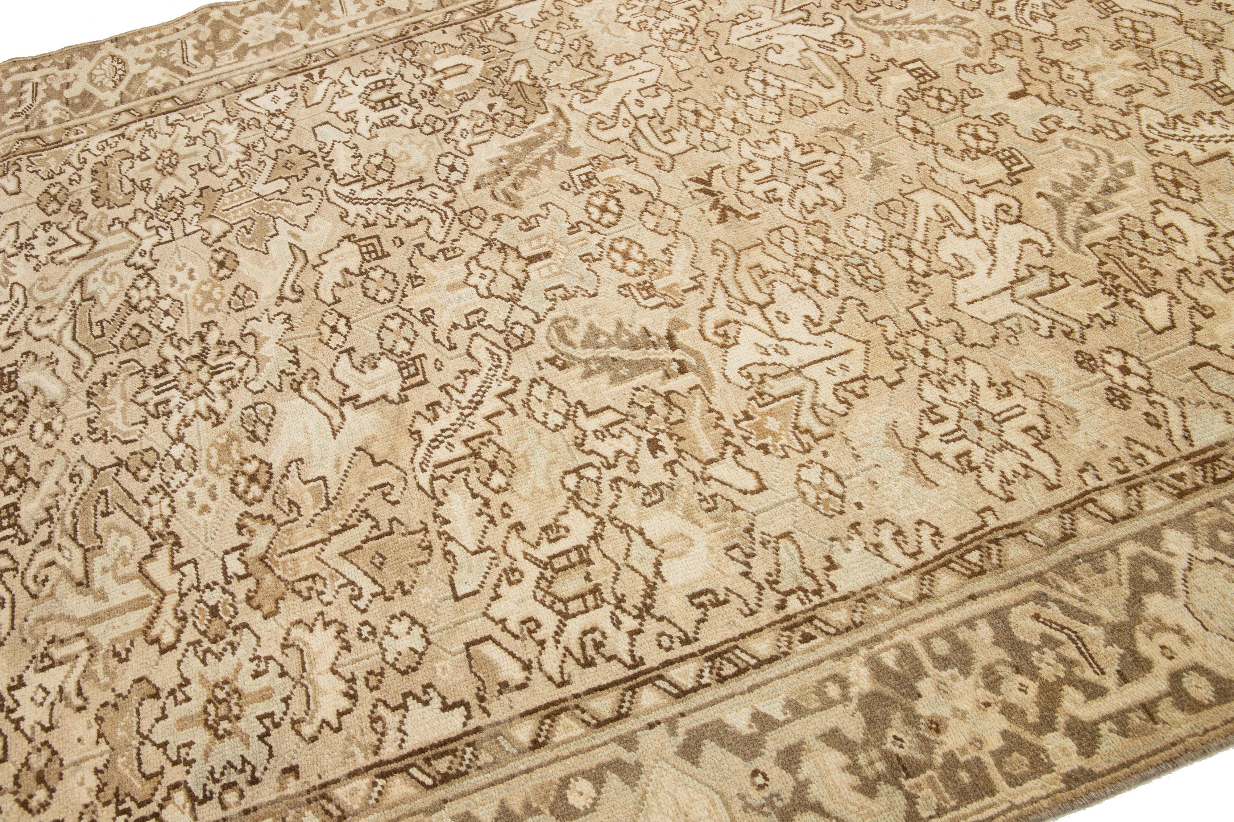 Tappeto beige in lana persiana Heriz antico con motivo a trifoglio in vendita 2