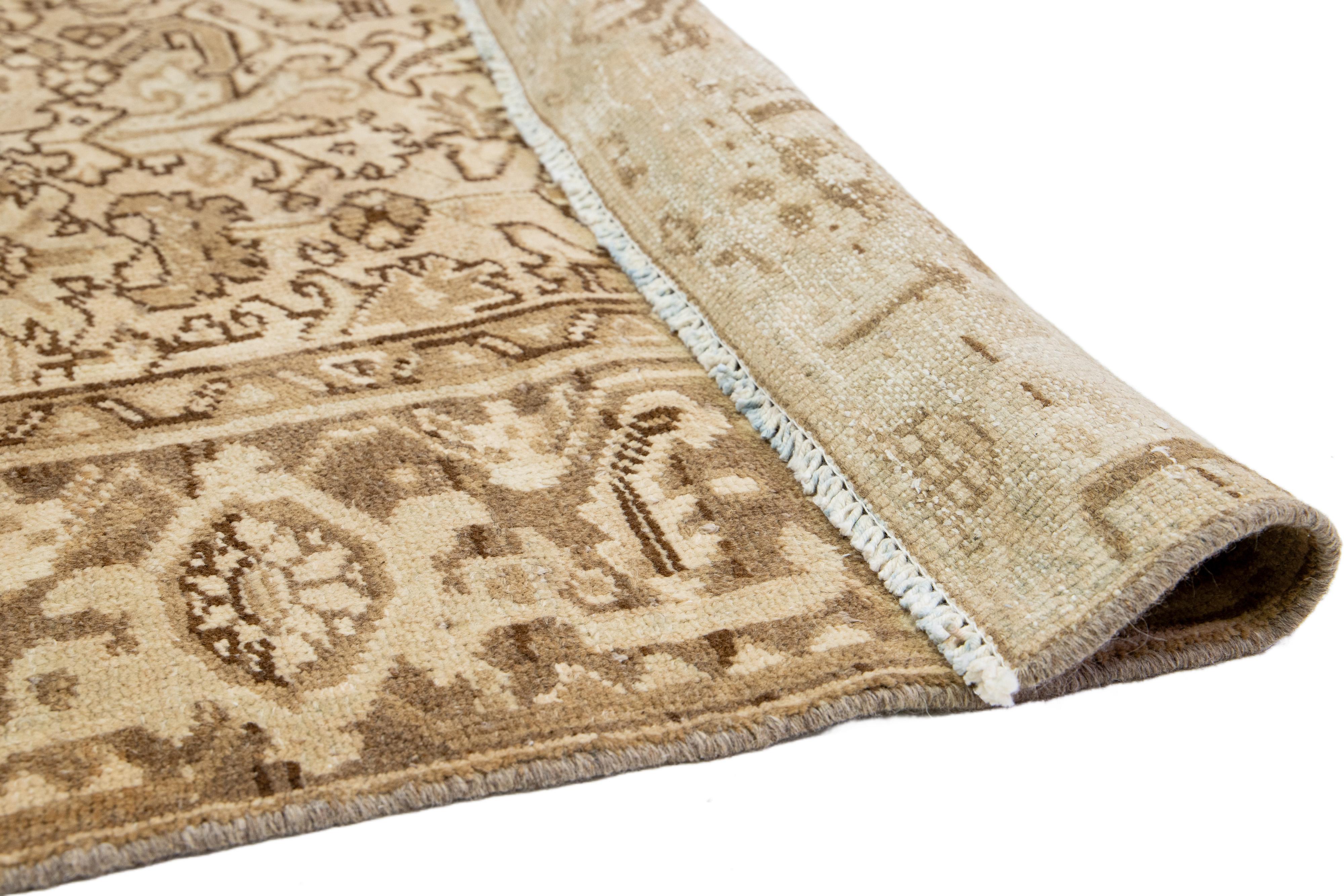 Heriz Serapi Tappeto beige in lana persiana Heriz antico con motivo a trifoglio in vendita