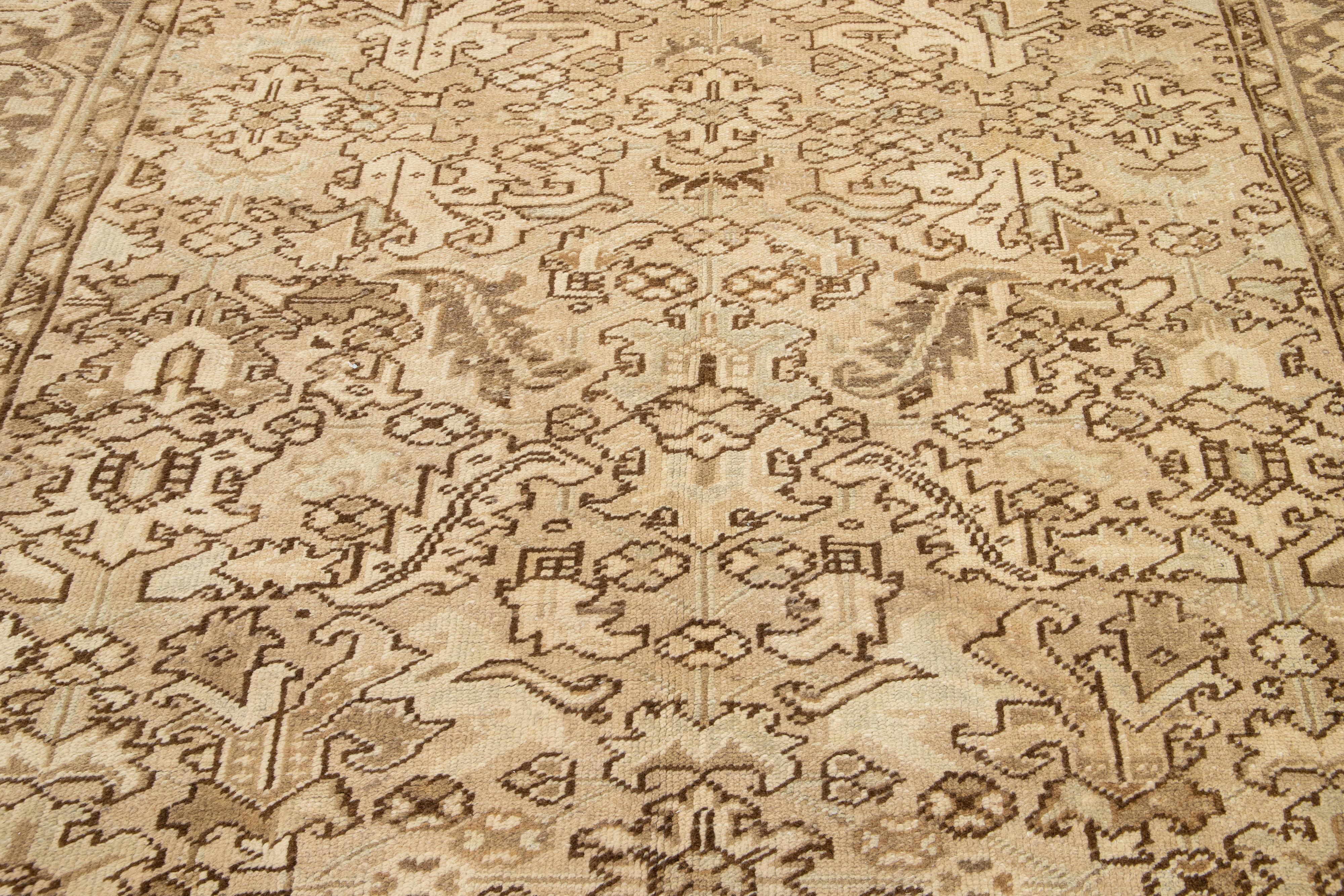 Inizio XX secolo Tappeto beige in lana persiana Heriz antico con motivo a trifoglio in vendita