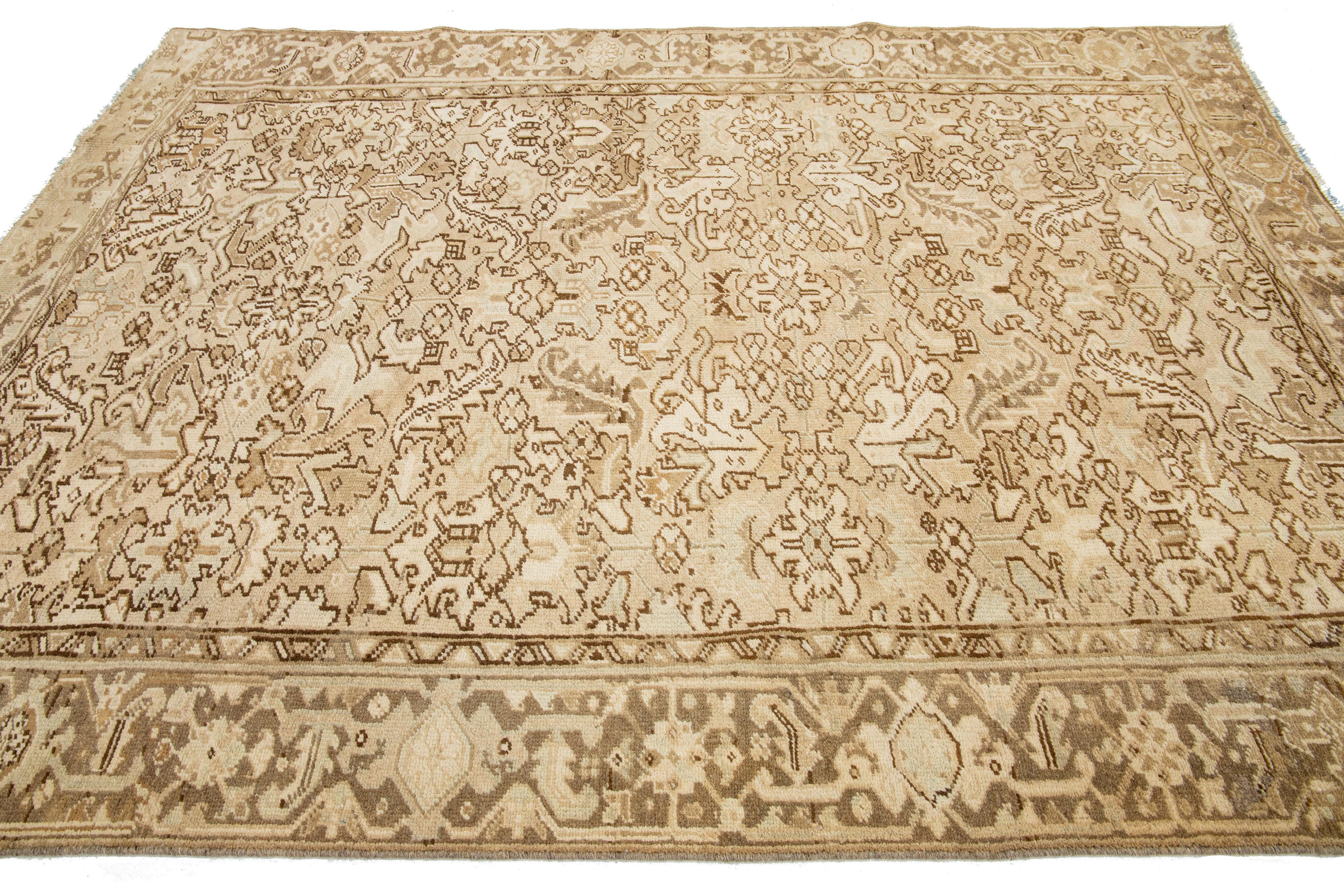 Tappeto beige in lana persiana Heriz antico con motivo a trifoglio in vendita 1