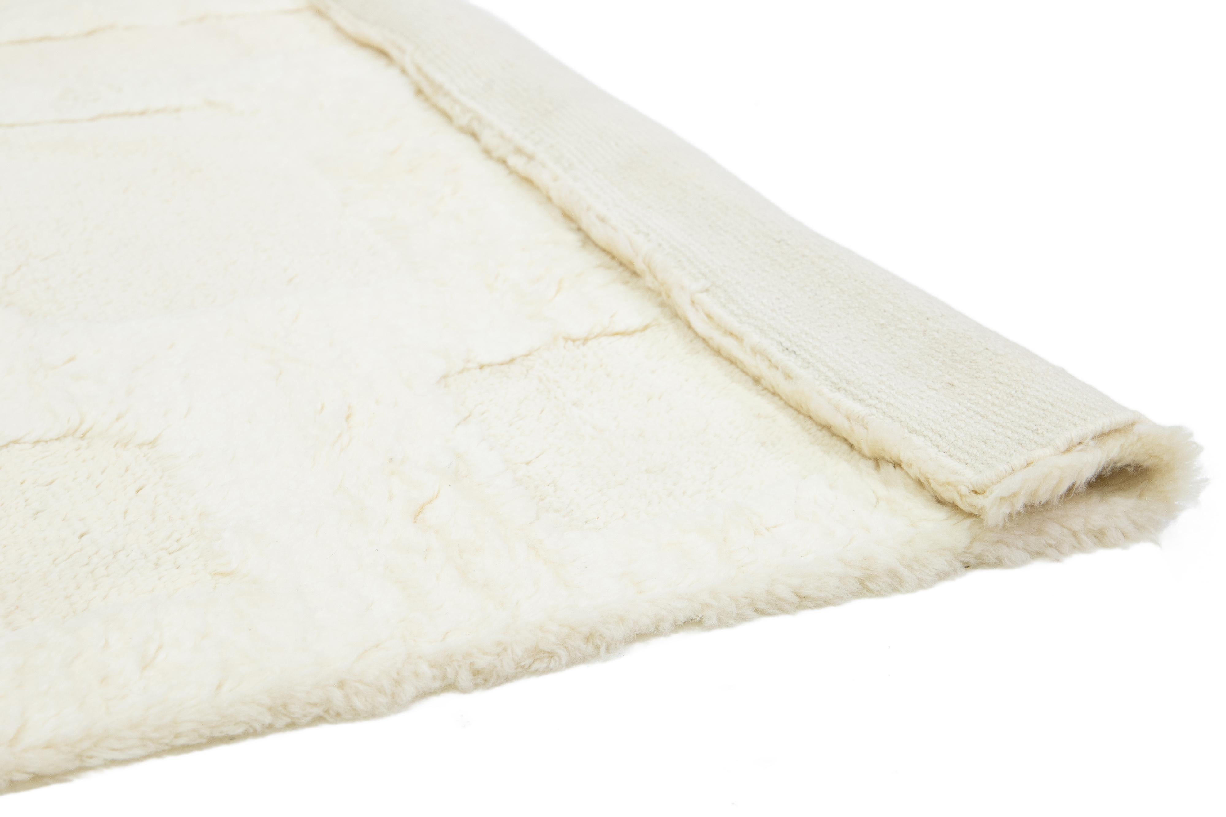 Zeitgenössischer natürlicher Wollteppich im marokkanischen Stil in Zimmergröße, handgefertigt in Elfenbein (Indisch) im Angebot