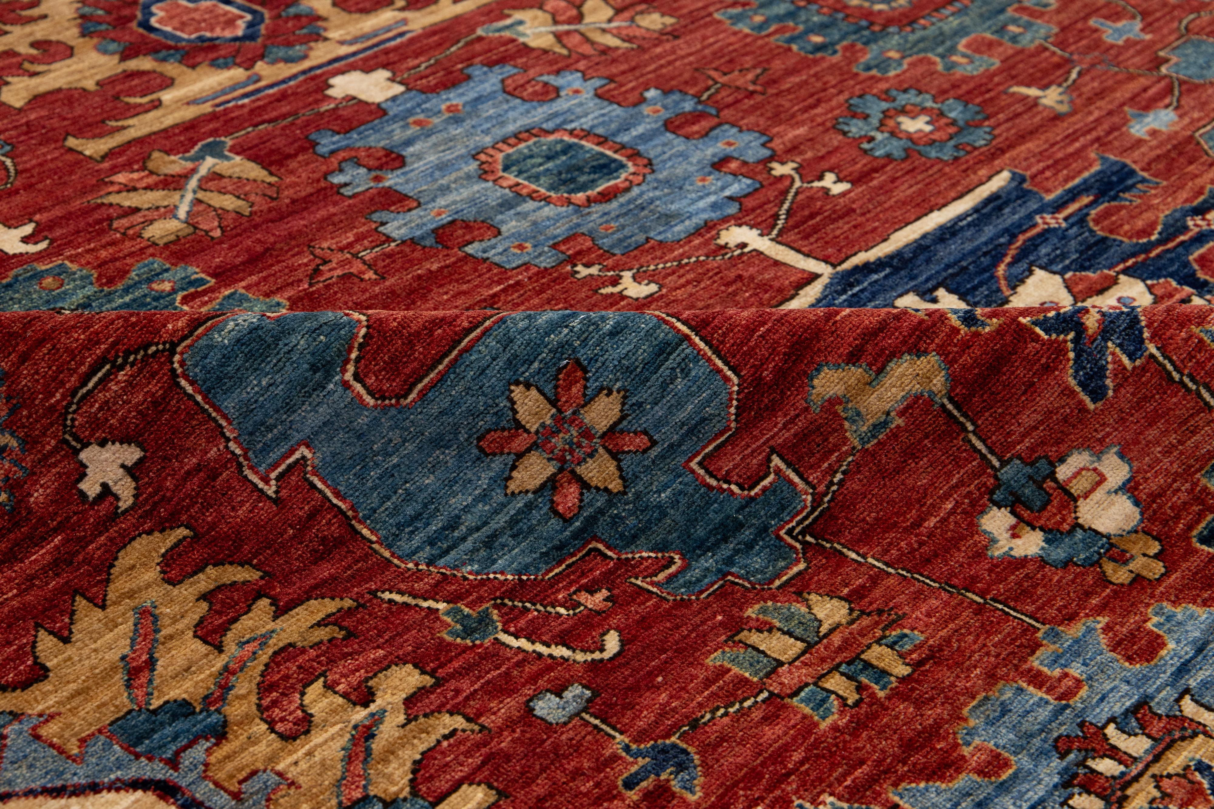 Zimmergröße Zeitgenössischer roter Wollteppich im Serapi-Stil mit floralem Design im Angebot 3