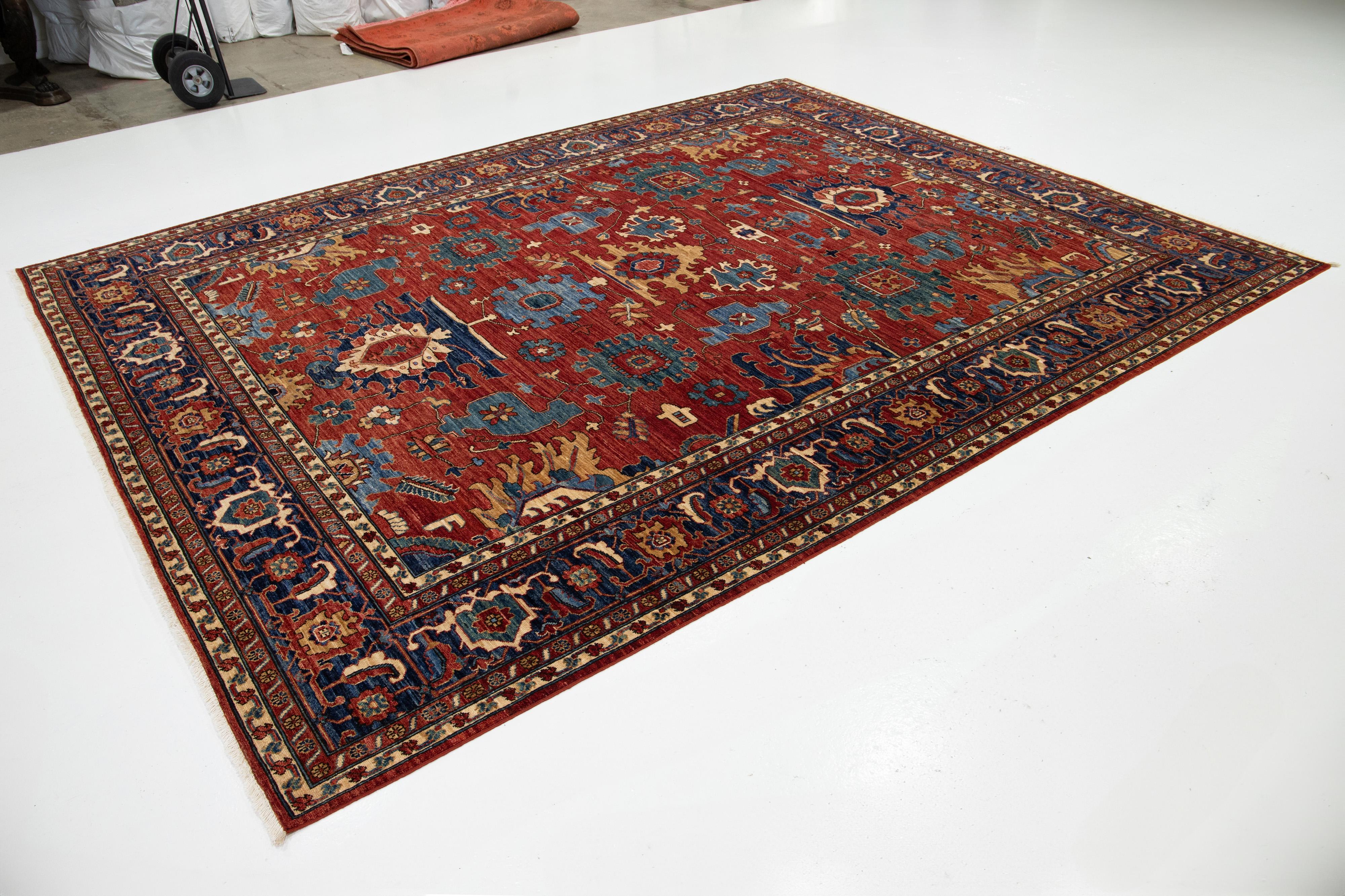 Zimmergröße Zeitgenössischer roter Wollteppich im Serapi-Stil mit floralem Design (Islamisch) im Angebot