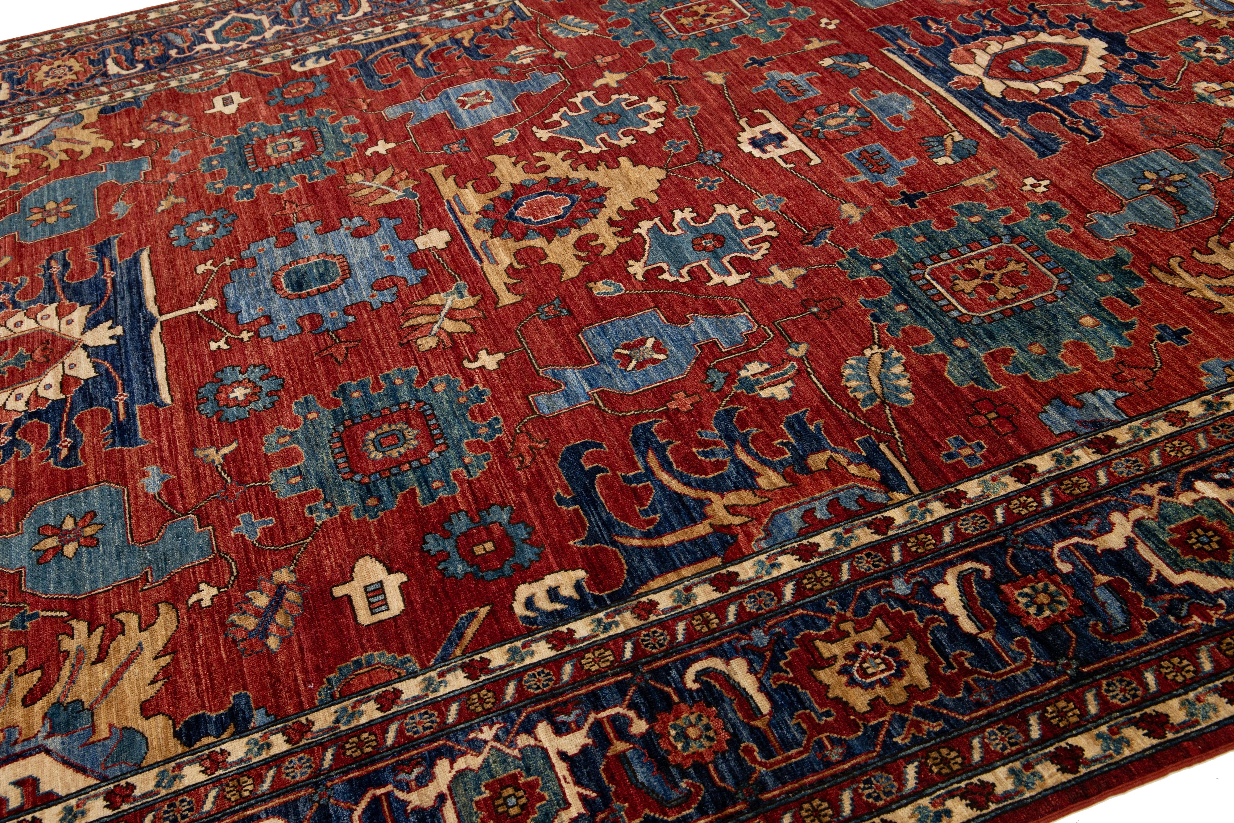 Zimmergröße Zeitgenössischer roter Wollteppich im Serapi-Stil mit floralem Design (Pakistanisch) im Angebot