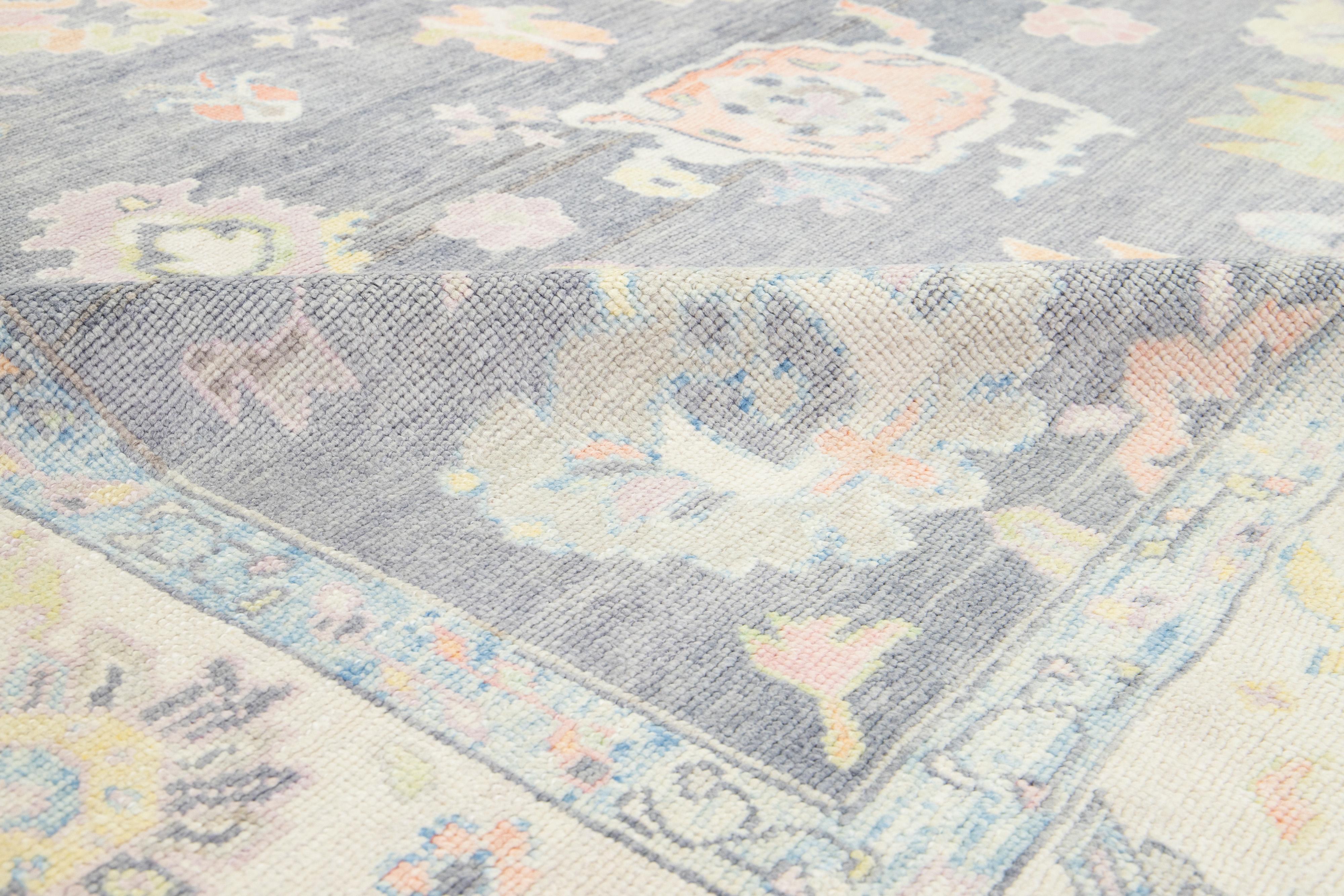 Tamaño de la habitación Alfombra turca contemporánea de lana Oushak floral en gris en venta 3