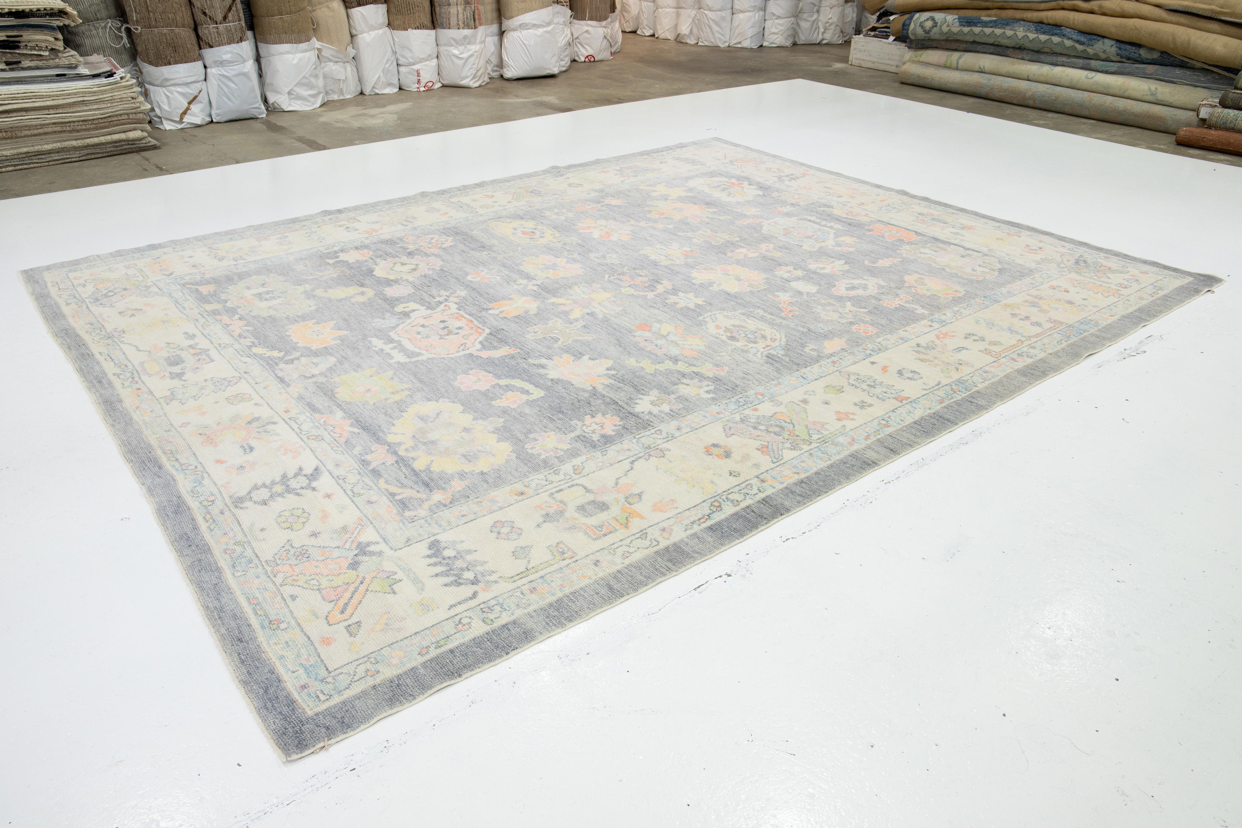 Tamaño de la habitación Alfombra turca contemporánea de lana Oushak floral en gris en Nuevo estado para la venta en Norwalk, CT