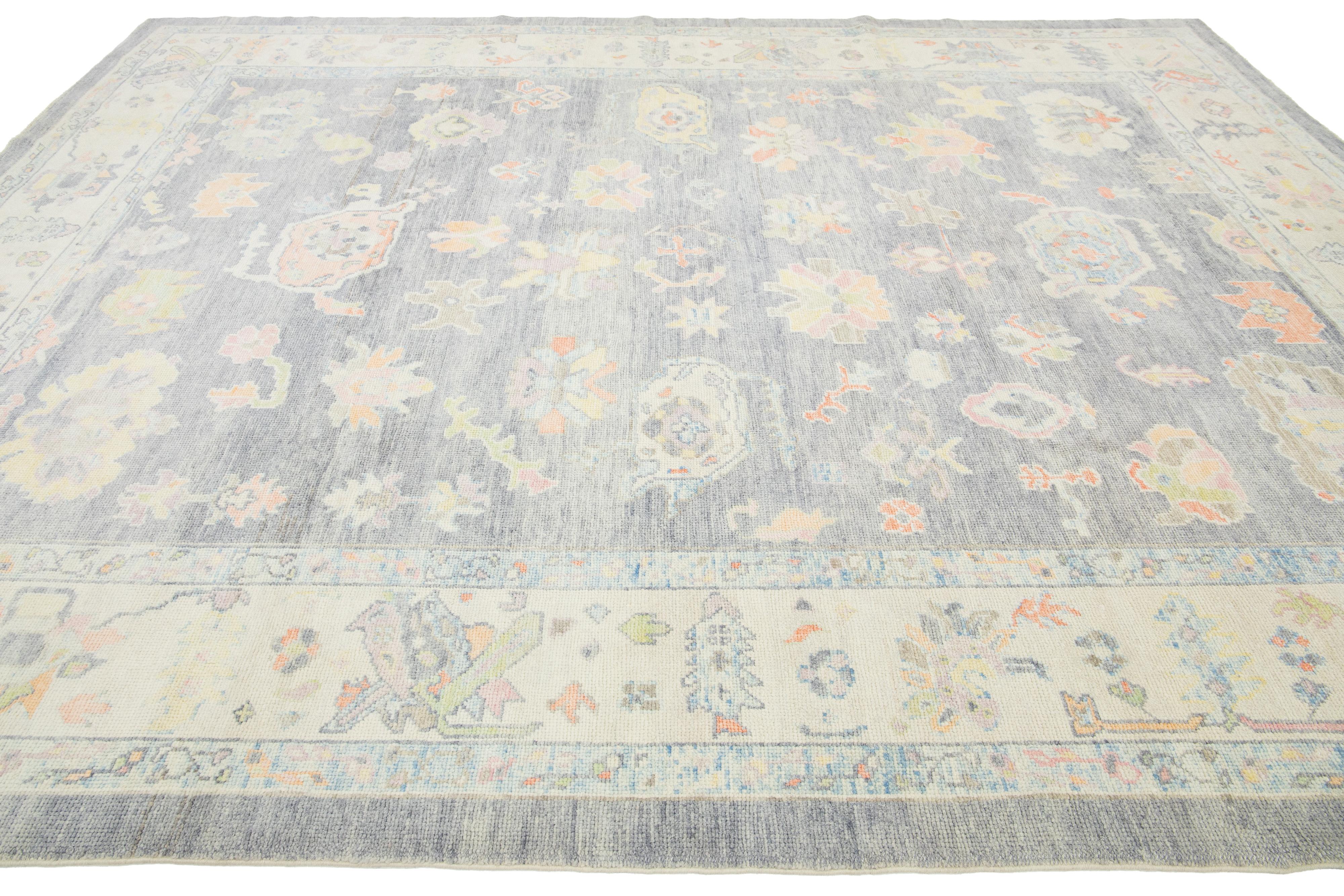 Tamaño de la habitación Alfombra turca contemporánea de lana Oushak floral en gris Siglo XXI y contemporáneo en venta