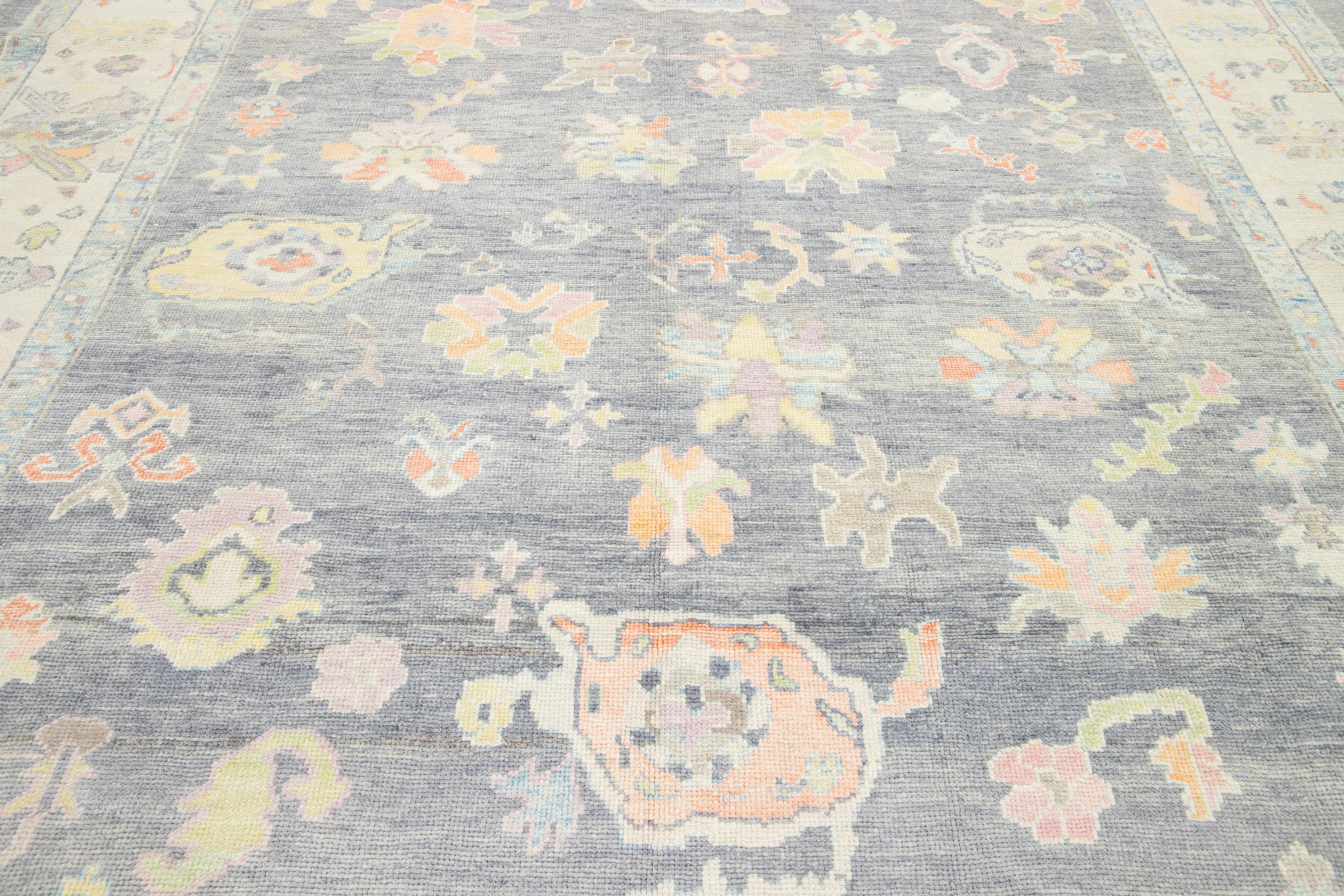 Tamaño de la habitación Alfombra turca contemporánea de lana Oushak floral en gris en venta 1